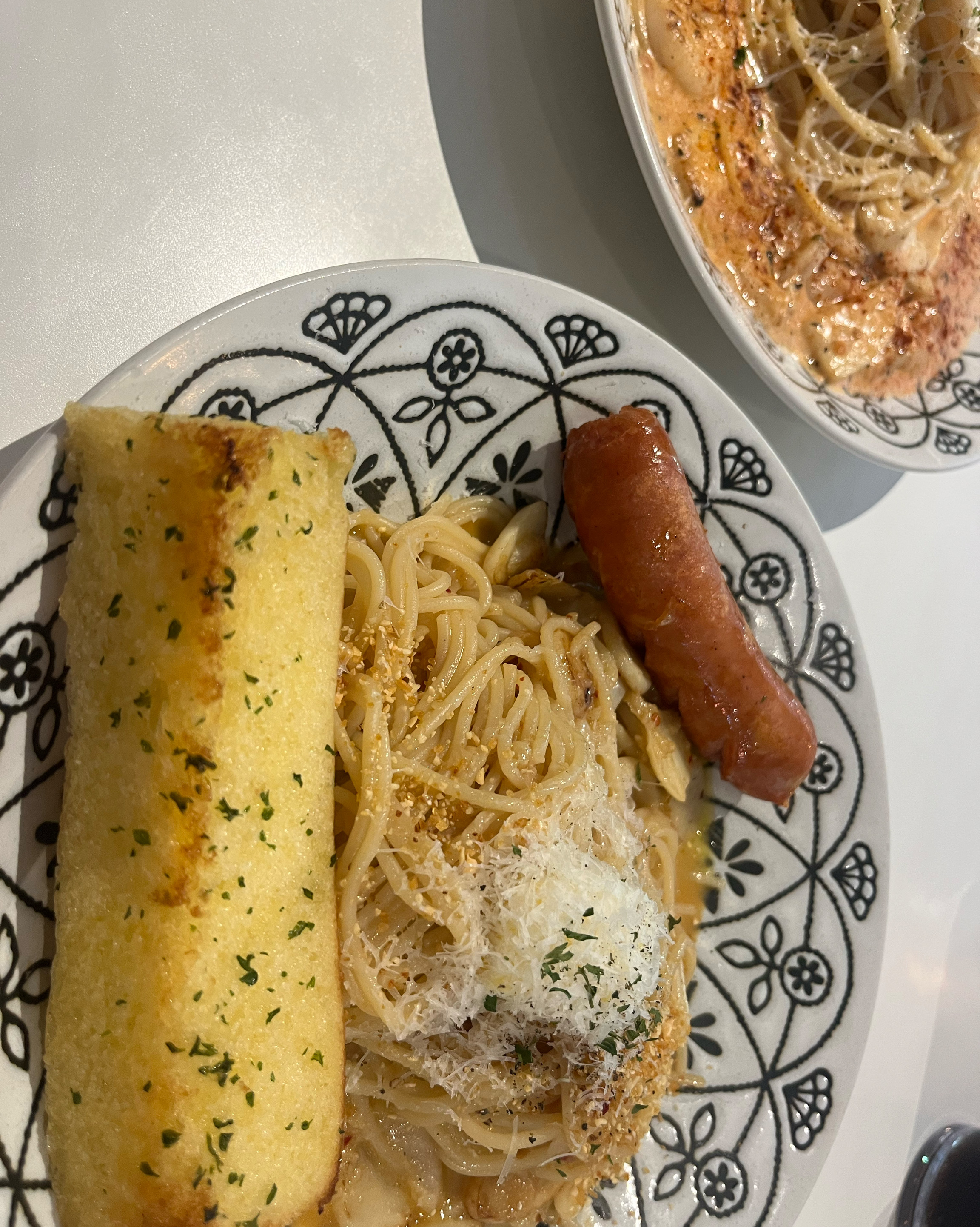 파스타와 소시지, 갈릭 스틱 플레이팅