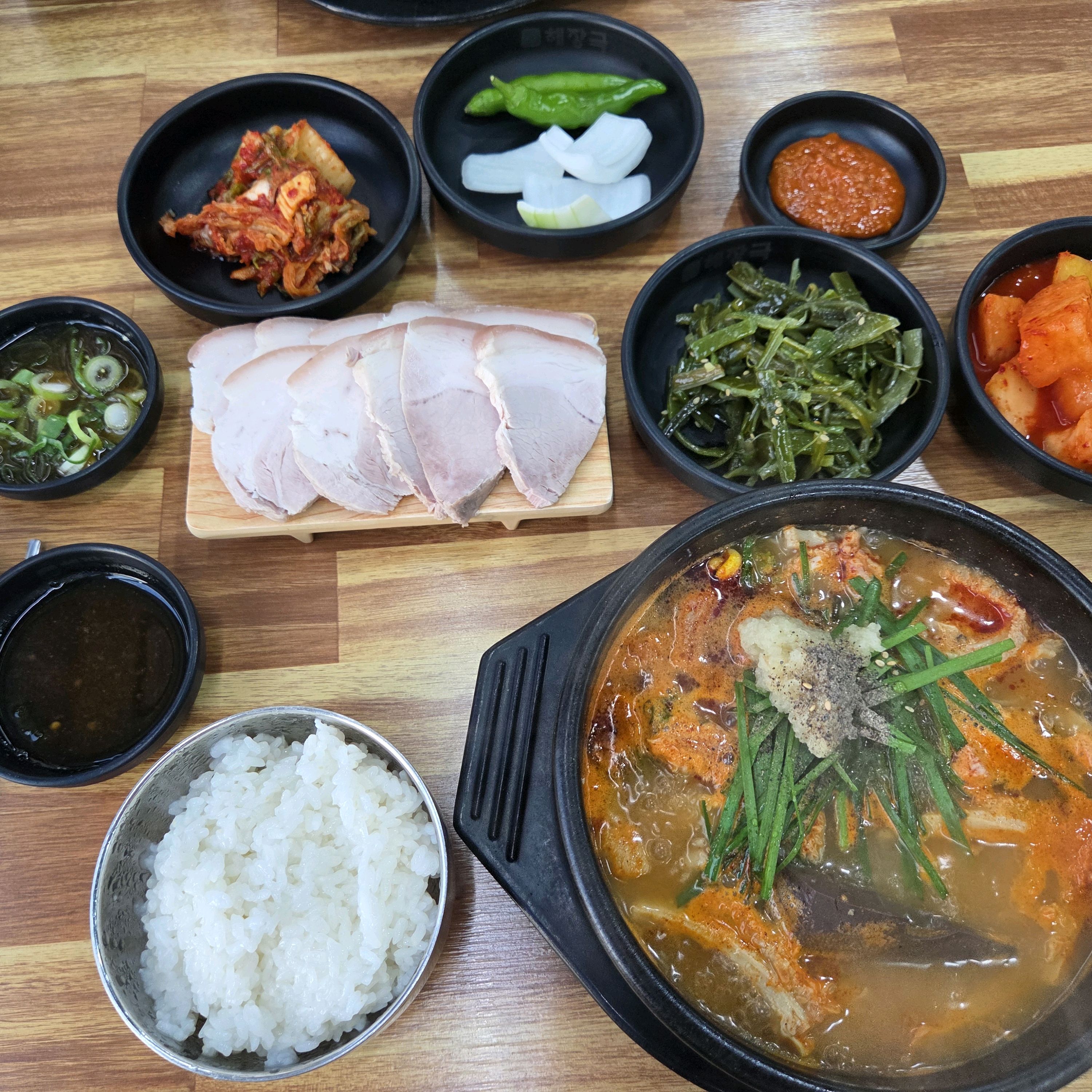 냉제육과 곁들임 메뉴