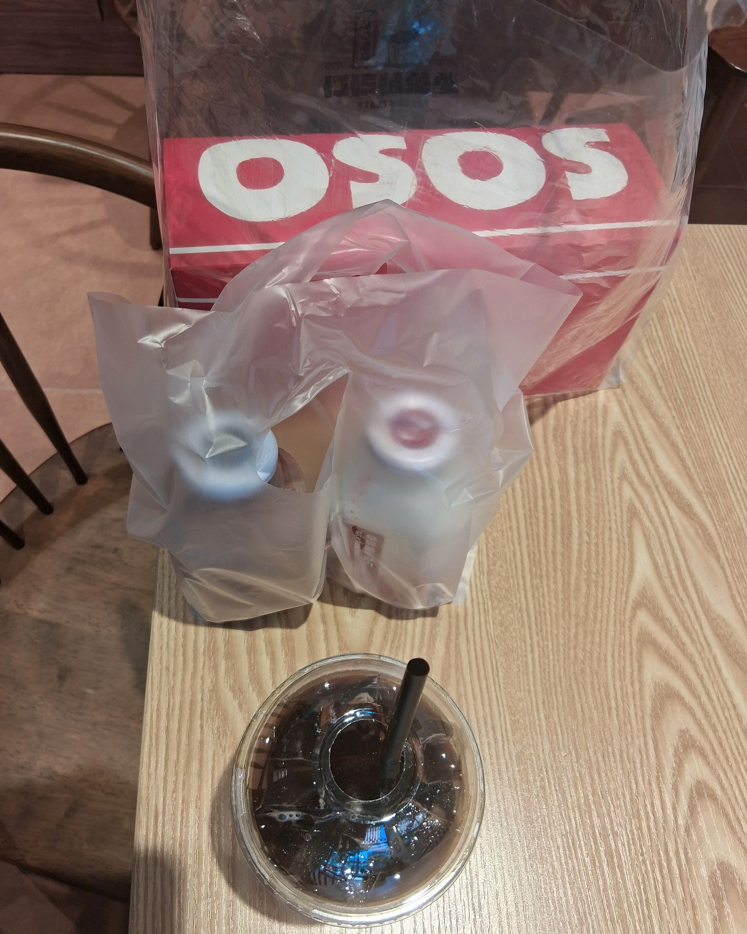 포장된 사라다빵과 음료