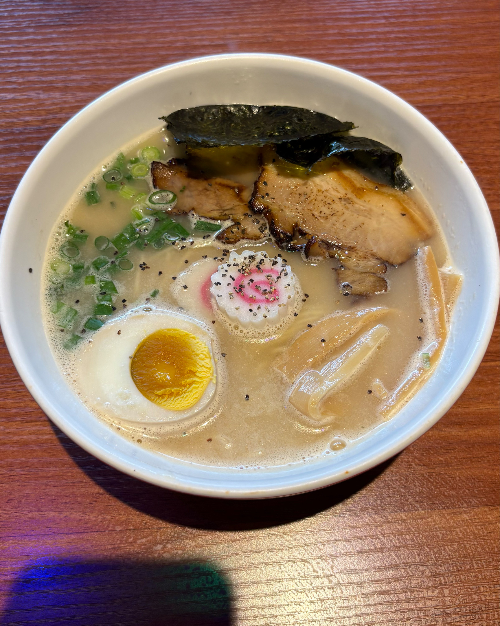 일본 애니메이션 캐릭터가 그려진 그릇에 담긴 오므라이스