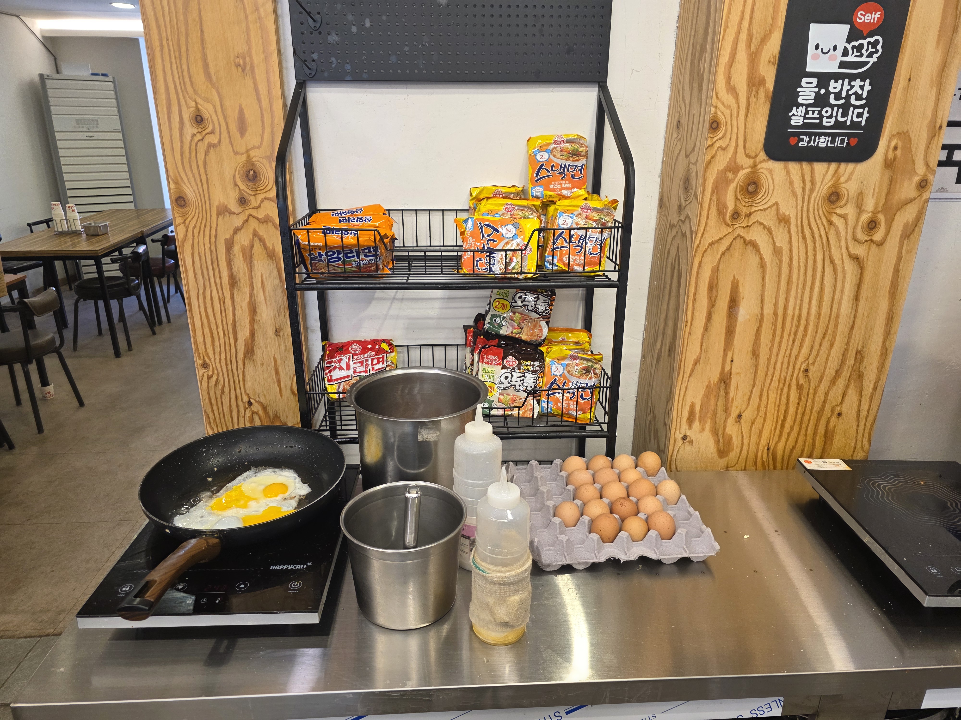 정성스럽게 만들어진 다양한 반찬들이 진열된 모습