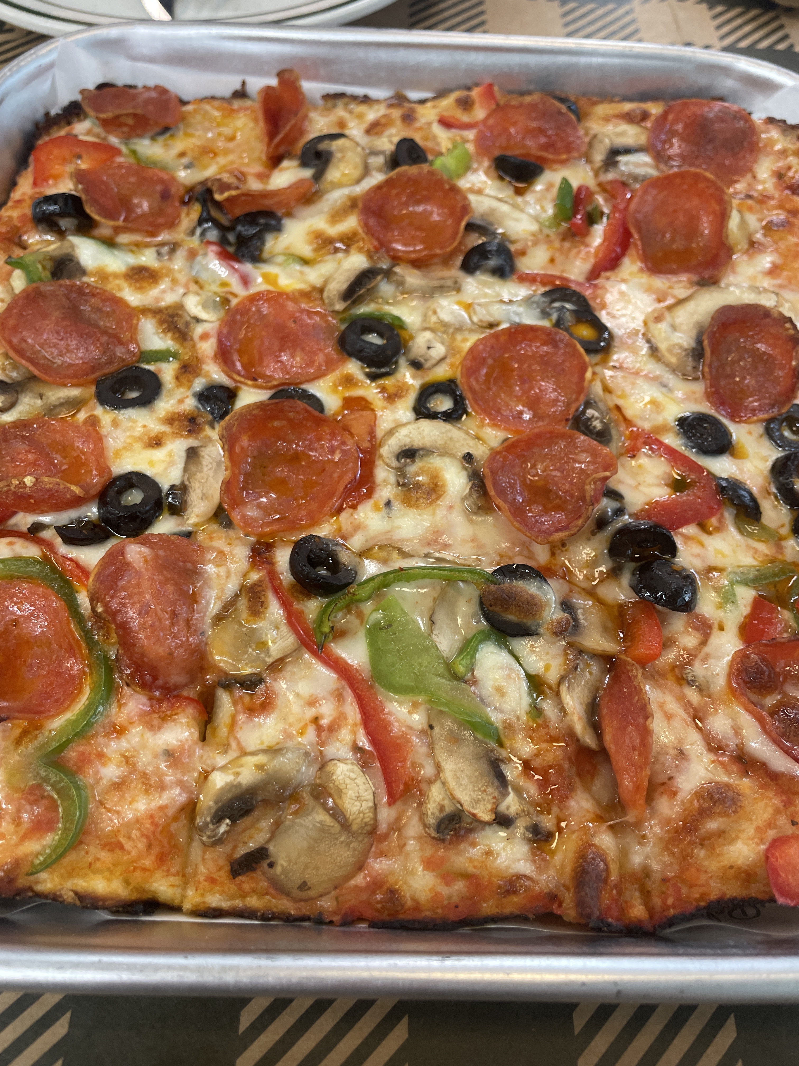 다양한 토핑이 올라간 피자