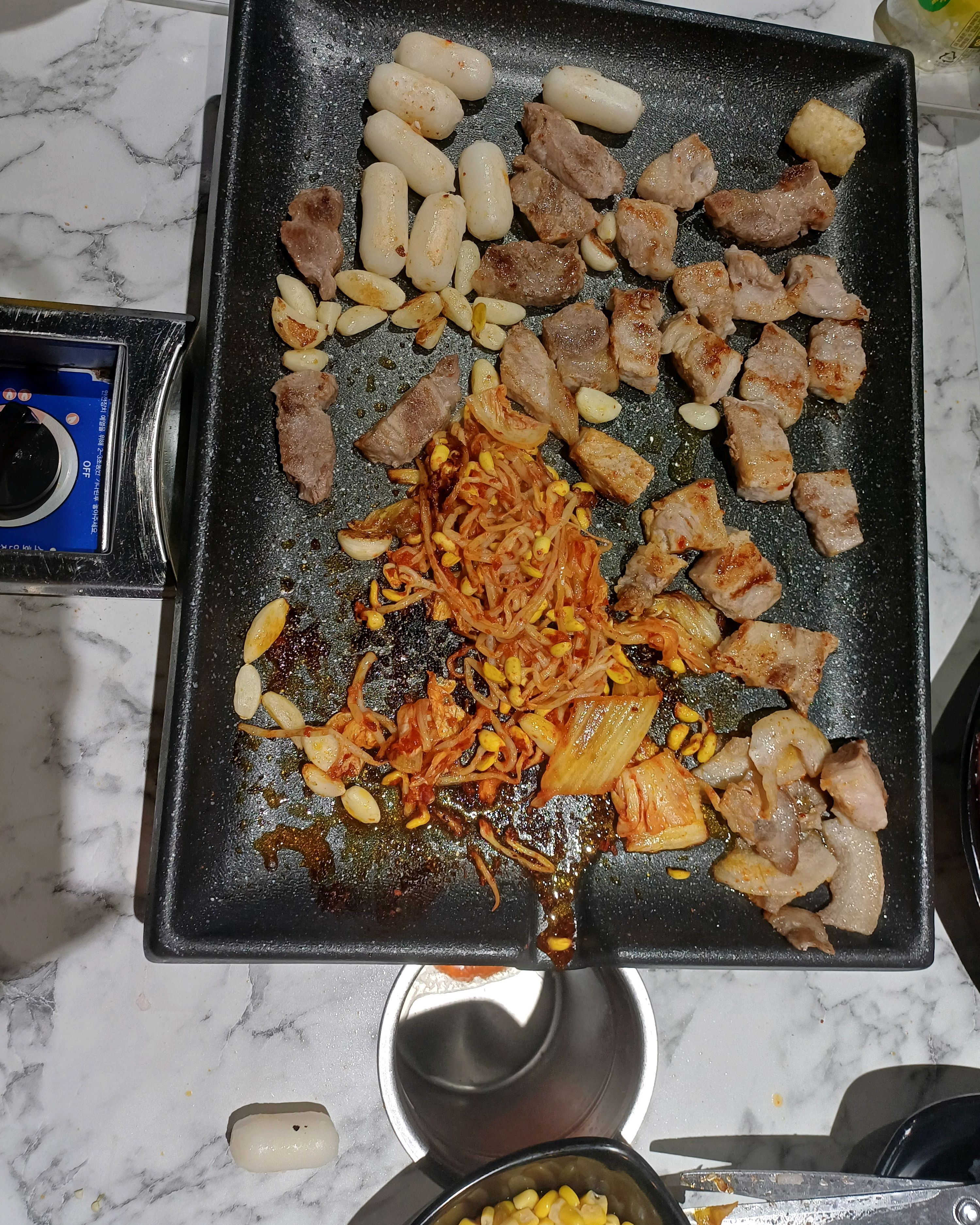 테이블에 차려진 다양한 곁들임 메뉴