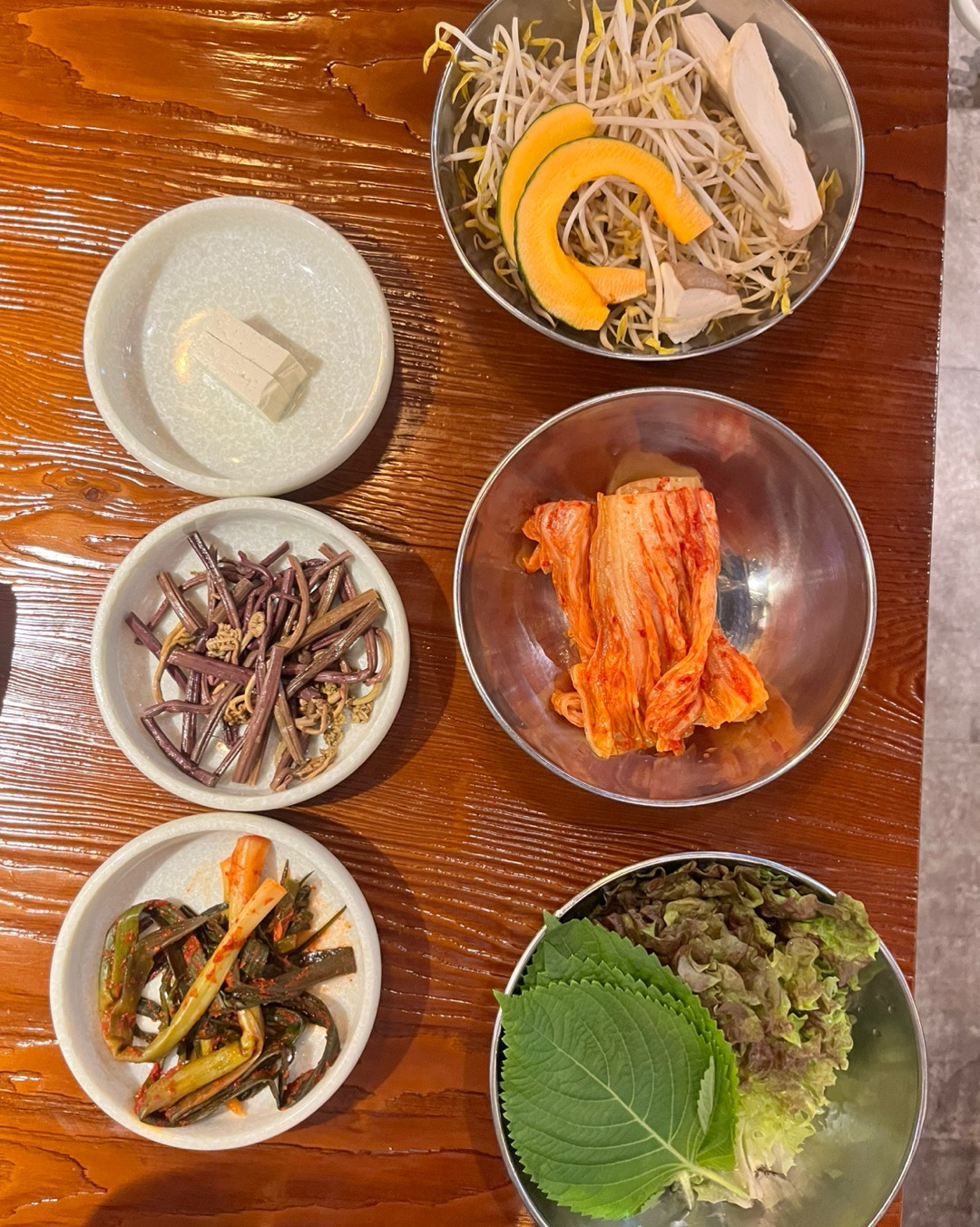 육삼식당에서 제공하는 기본 밑반찬 모습