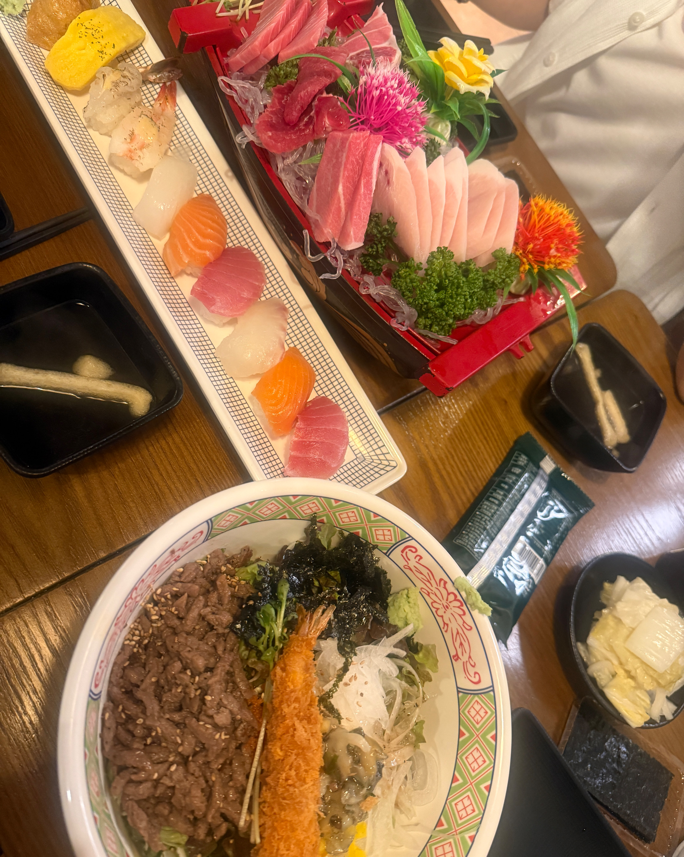 푸짐한 참치회와 초밥, 덮밥