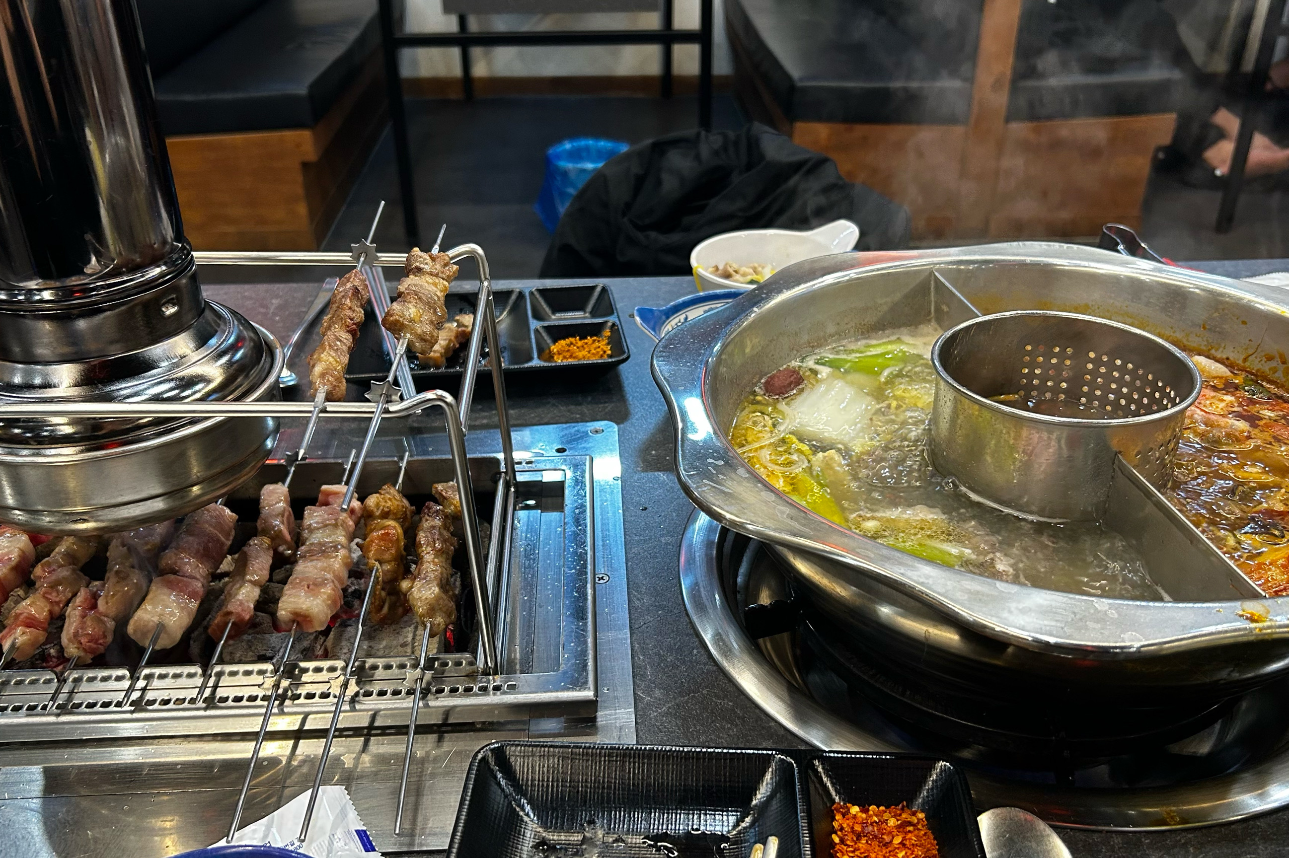 훠궈와 꼬치 구이를 즐기는 모습