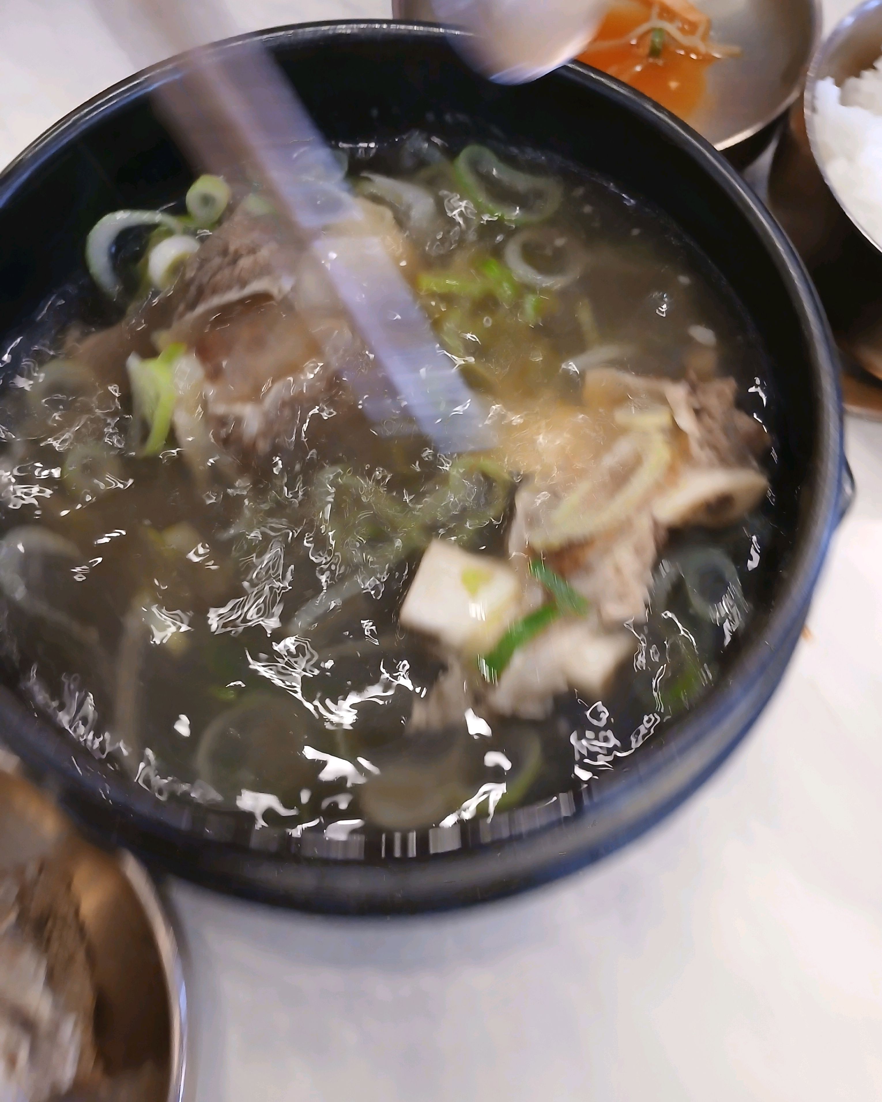 따뜻한 국물이 매력적인 갈비탕