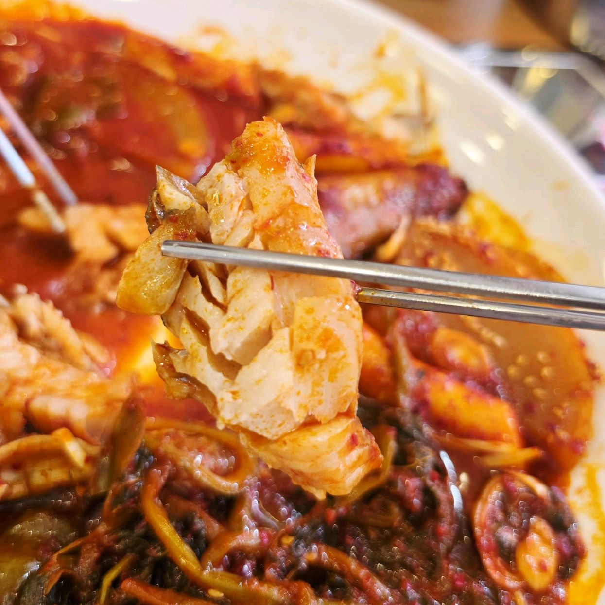 젓가락으로 집어 올린 코다리 살점