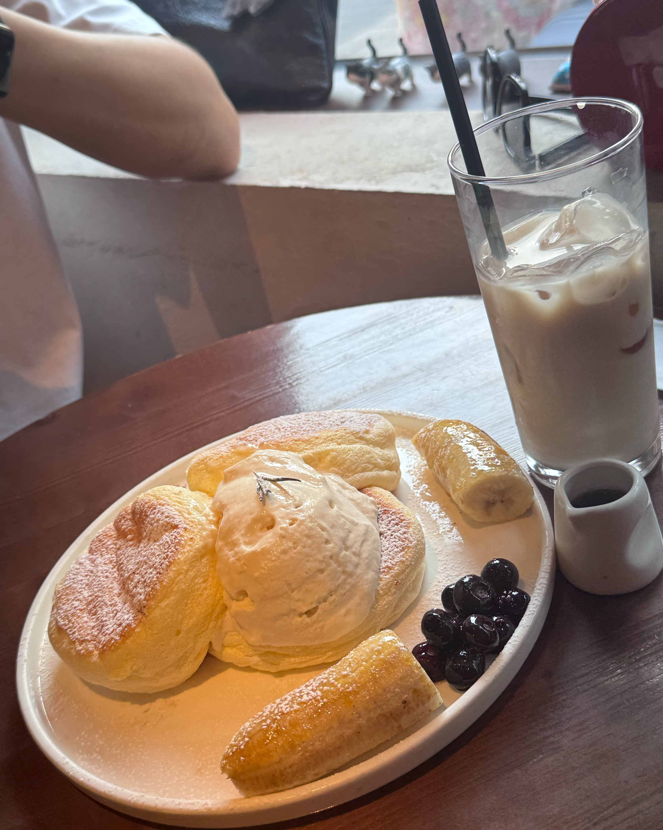 젠젠 수플레 팬케이크와 음료. 아이스크림과 바나나, 블루베리가 곁들여져 있다.