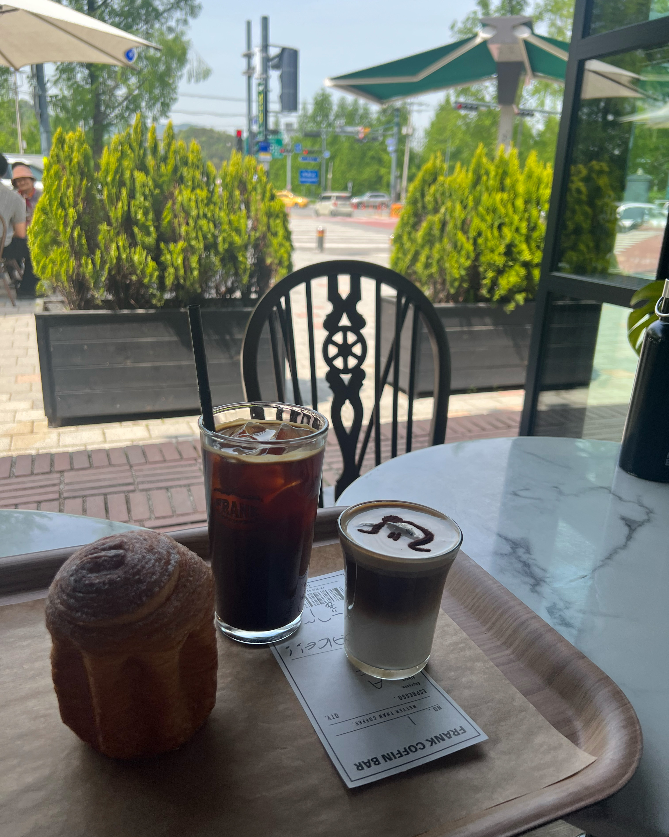 창밖 풍경과 어우러진 테이블 세팅