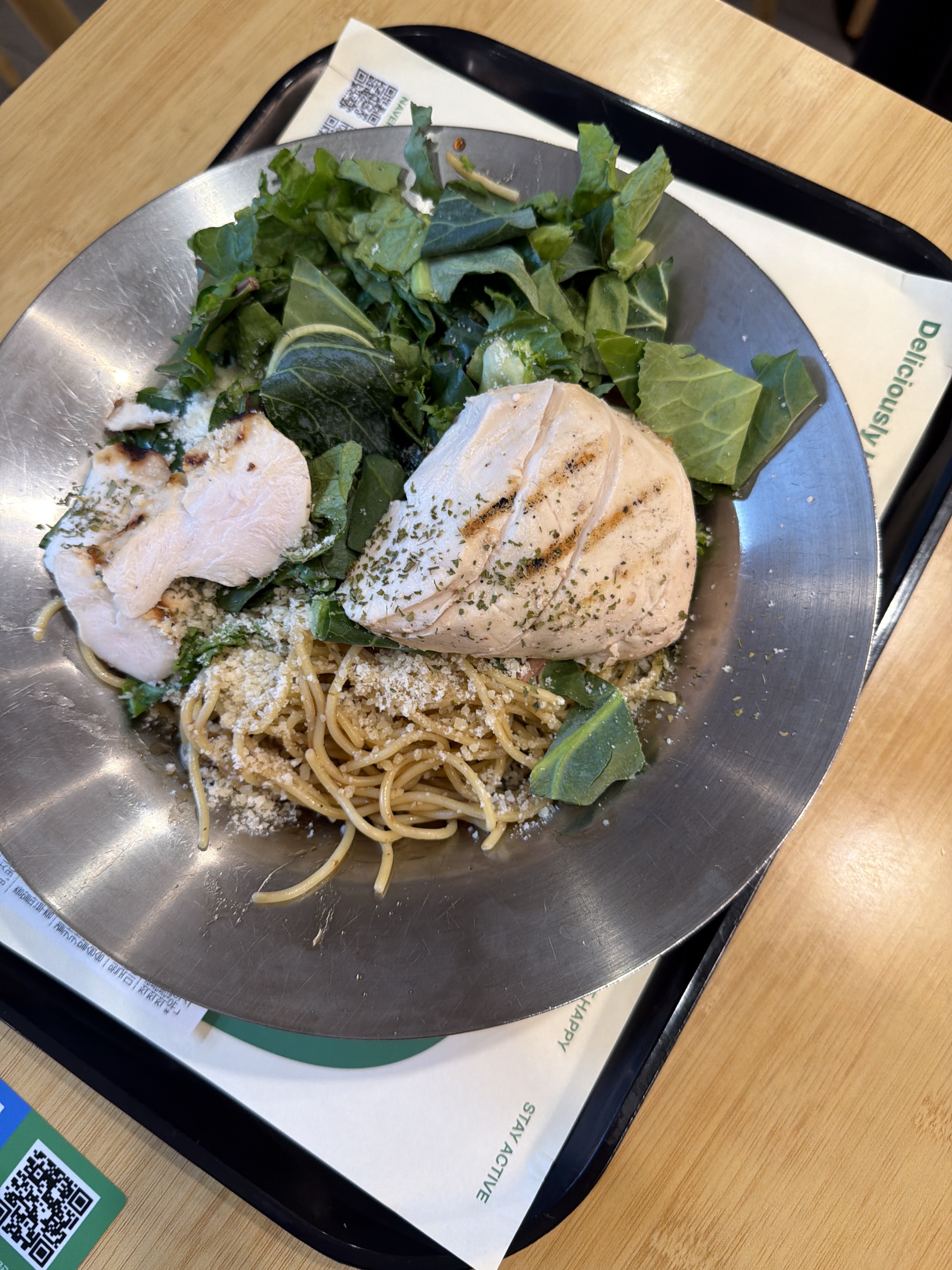 파스타 위에 올라간 닭가슴살과 채소