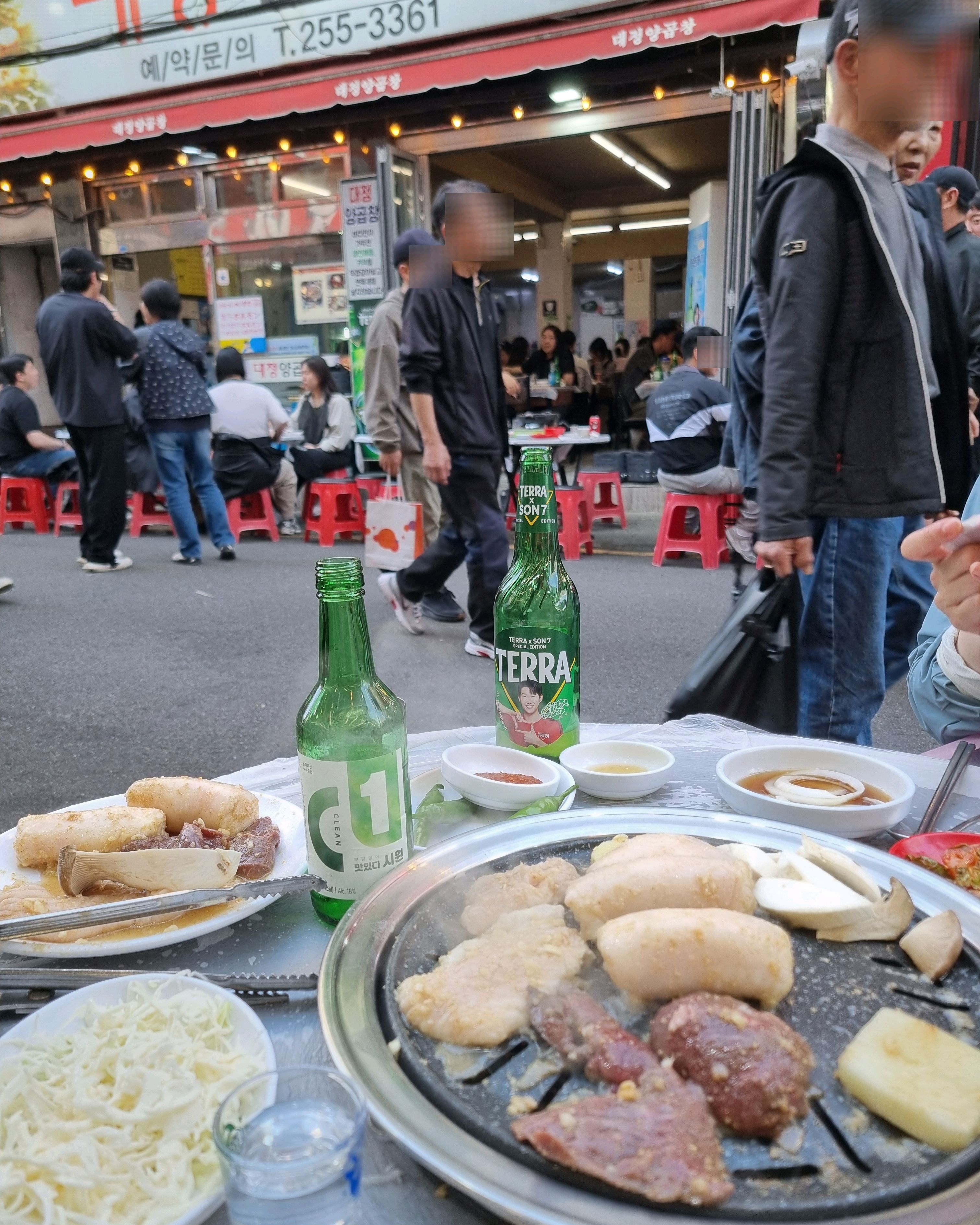 야외 좌석에서 즐기는 모습