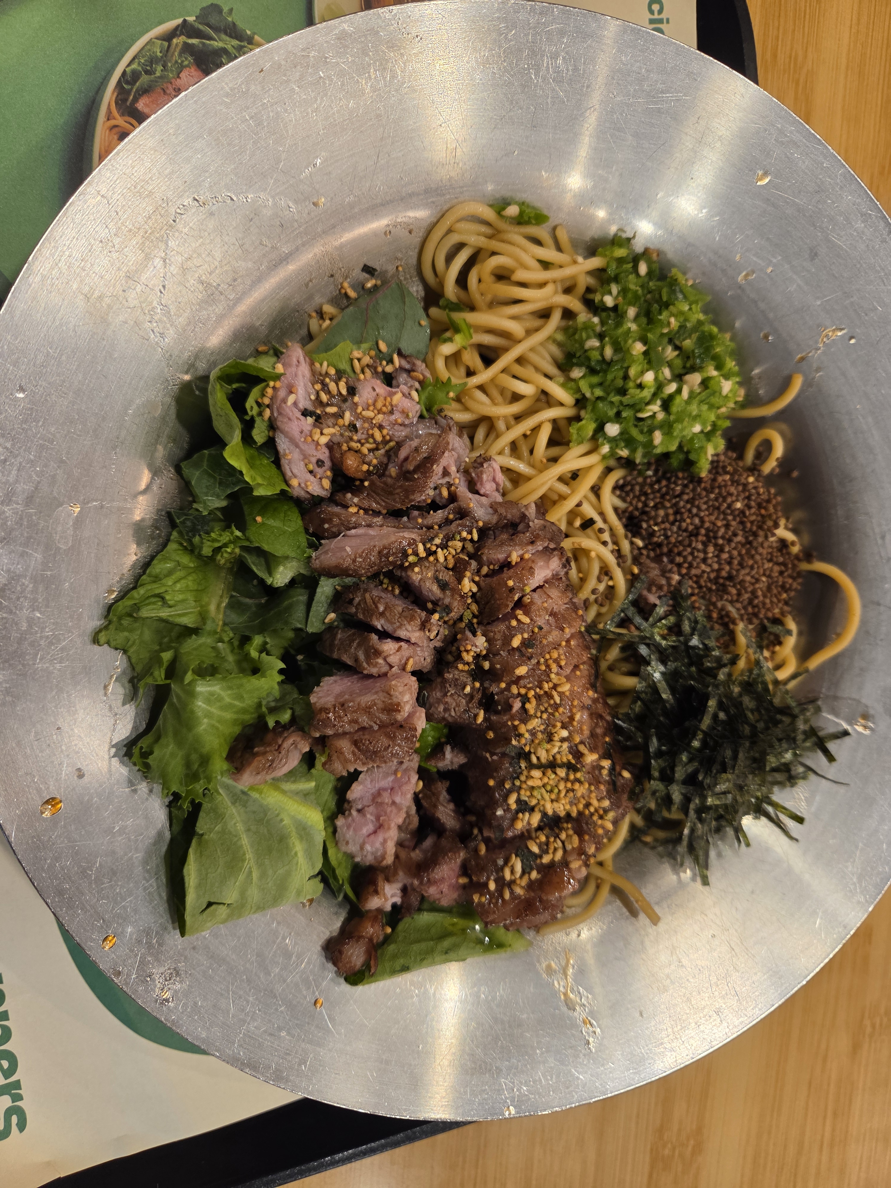 다양한 재료가 돋보이는 덮밥 메뉴