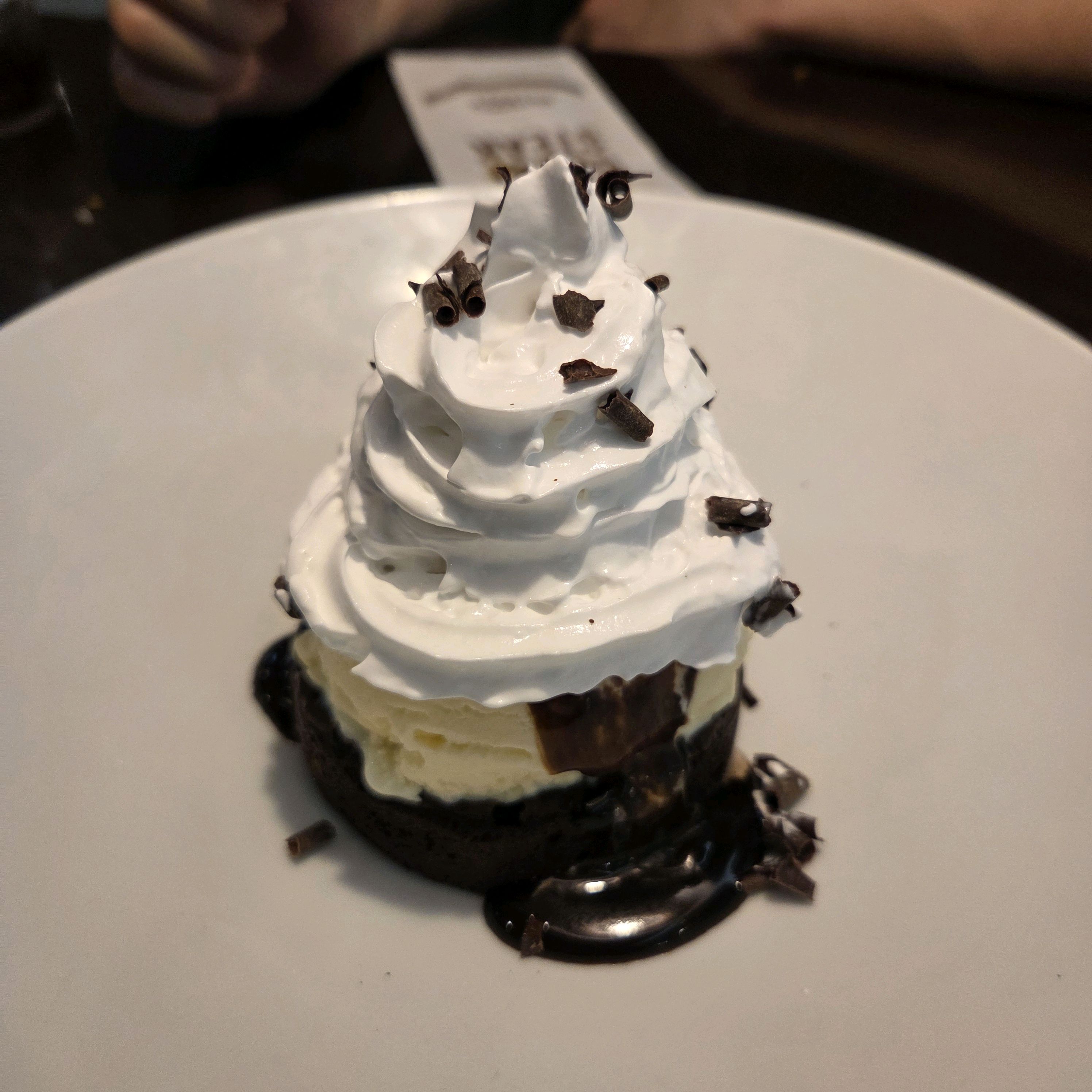 레스토랑 내부의 테이블 세팅