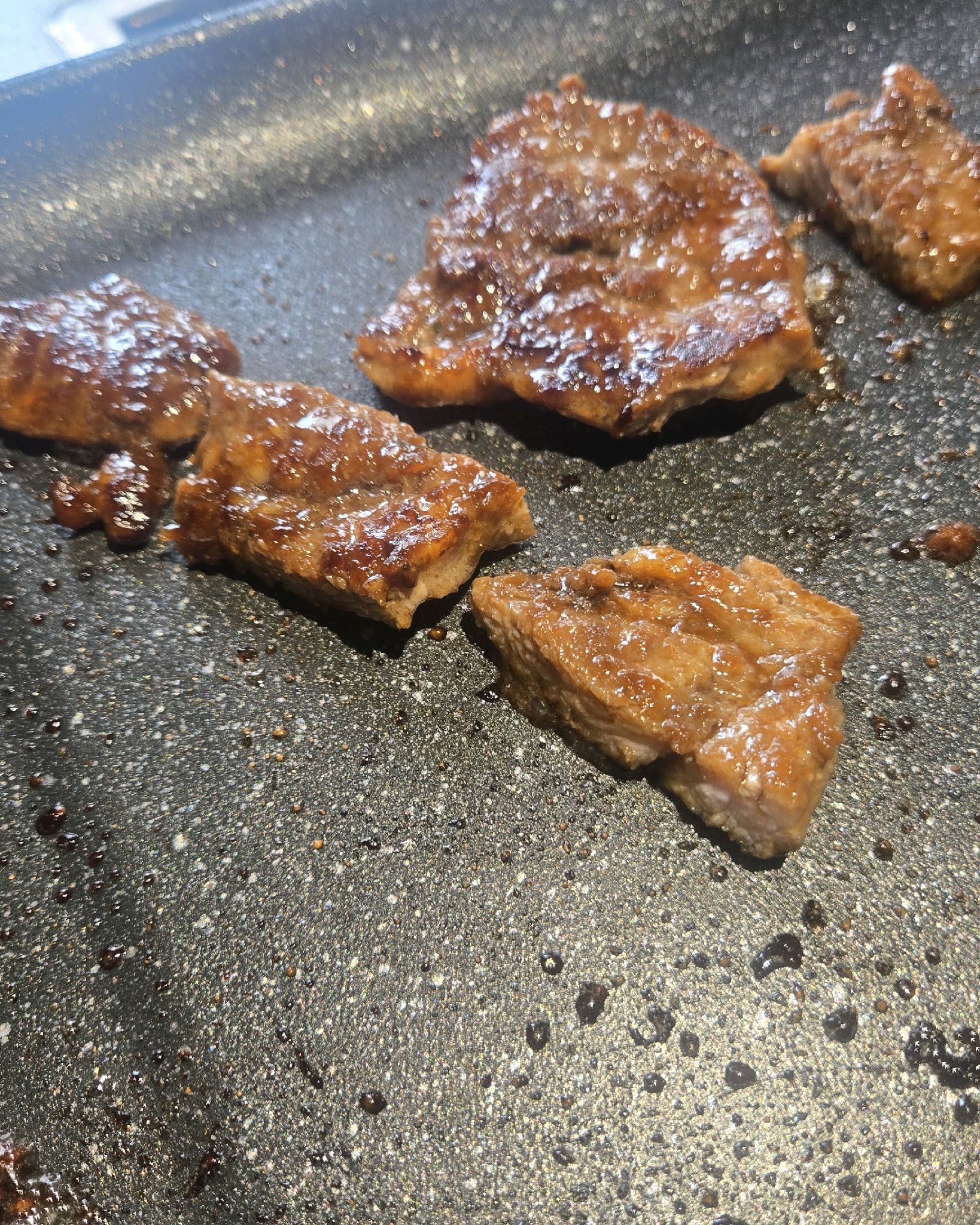 달궈진 불판 위에서 구워지는 고기