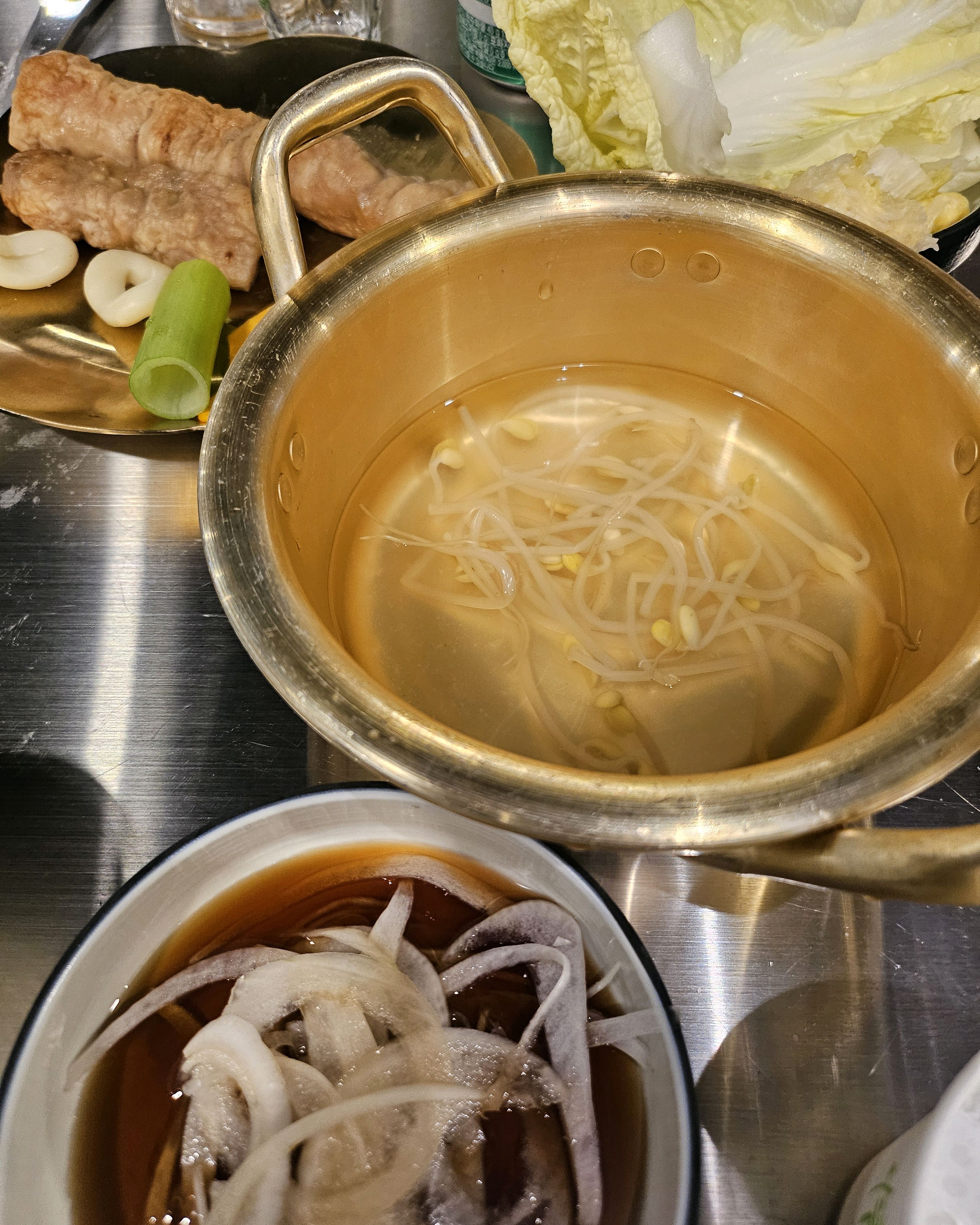 다양한 쌈 채소와 곁들임 재료들