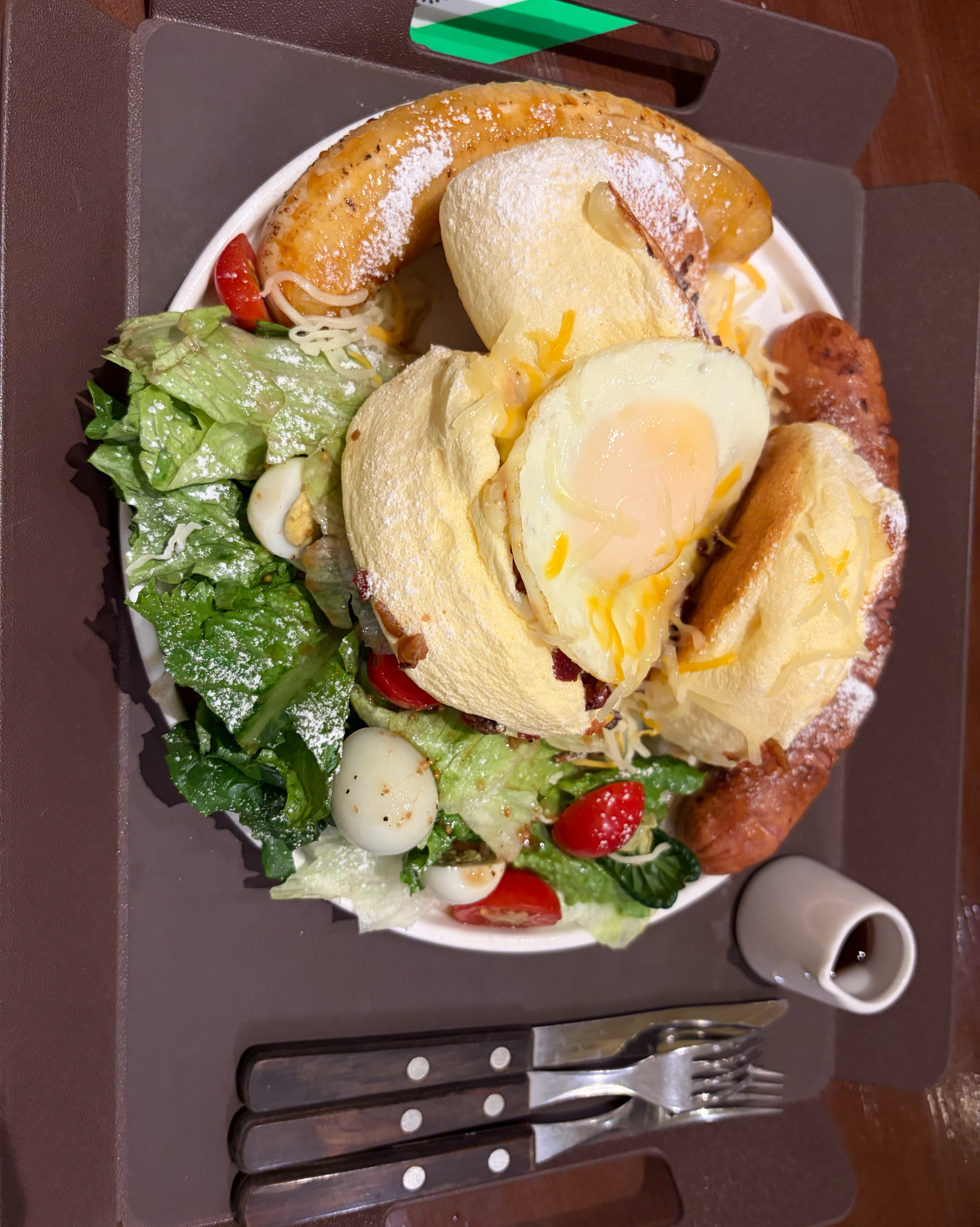 딸기와 크림이 듬뿍 올라간 젠젠 수플레 팬케이크. 식욕을 자극하는 비주얼이다.