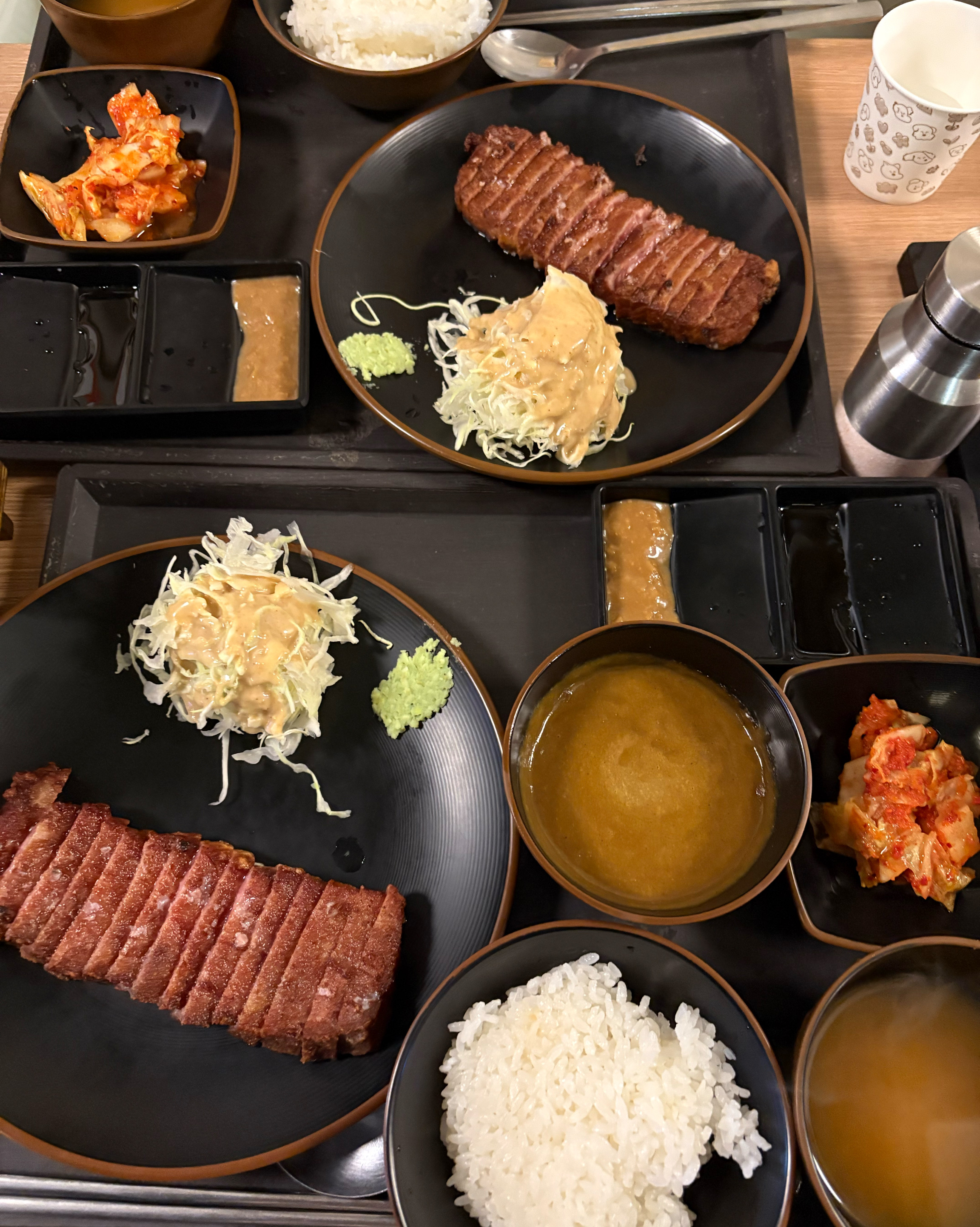 규카츠 정식 구성 일부