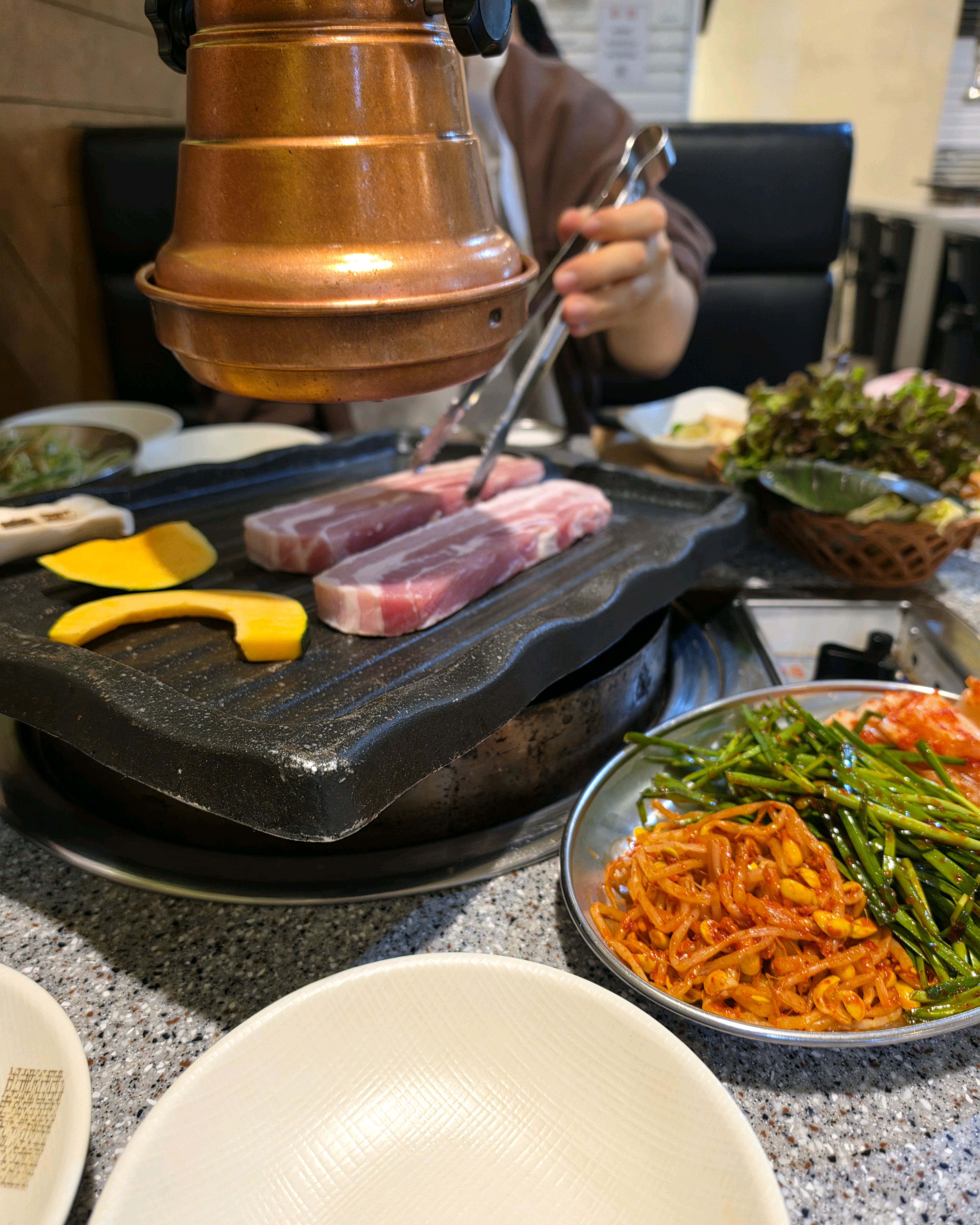 고기를 굽는 모습