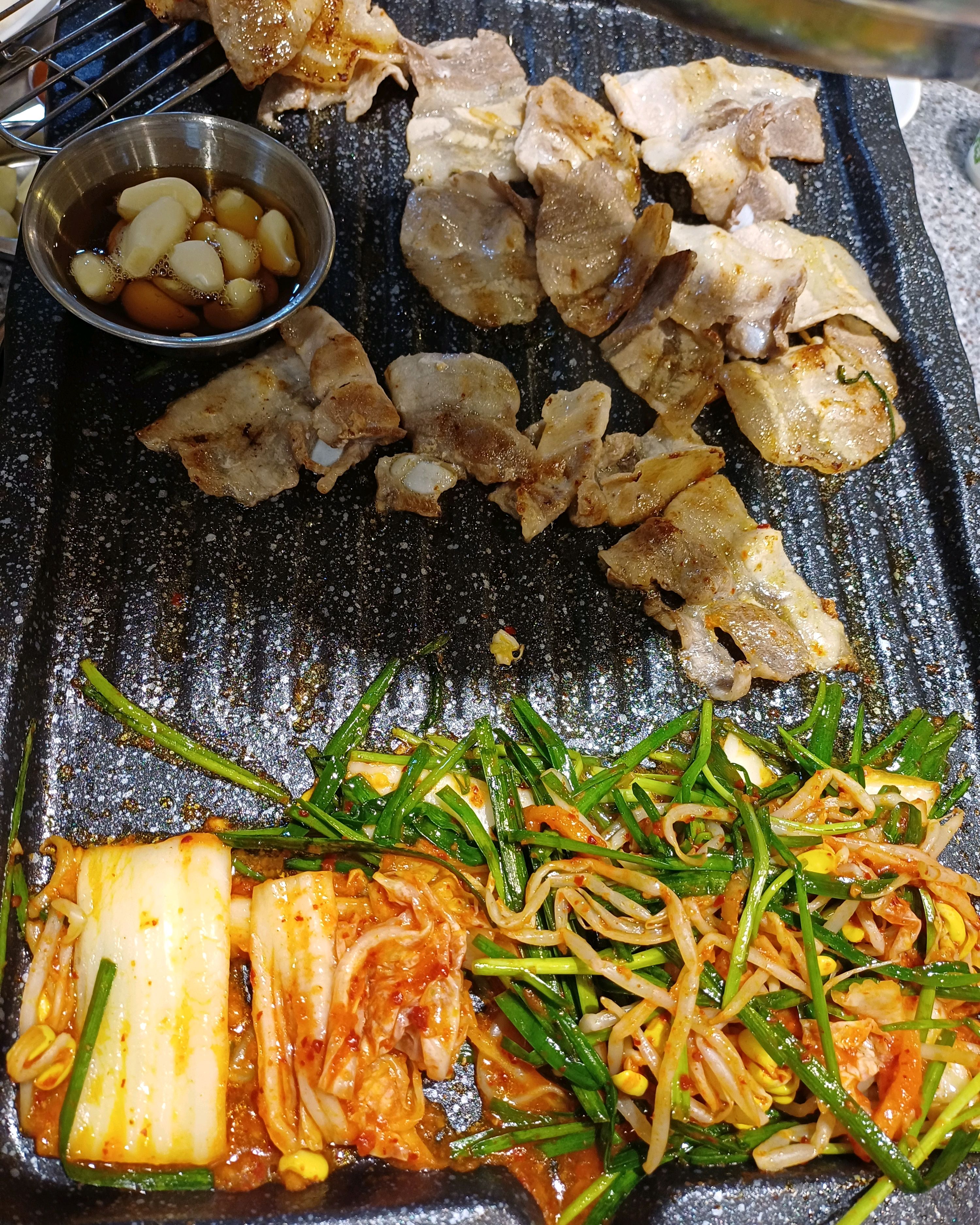 구워진 삼겹살과 곁들임