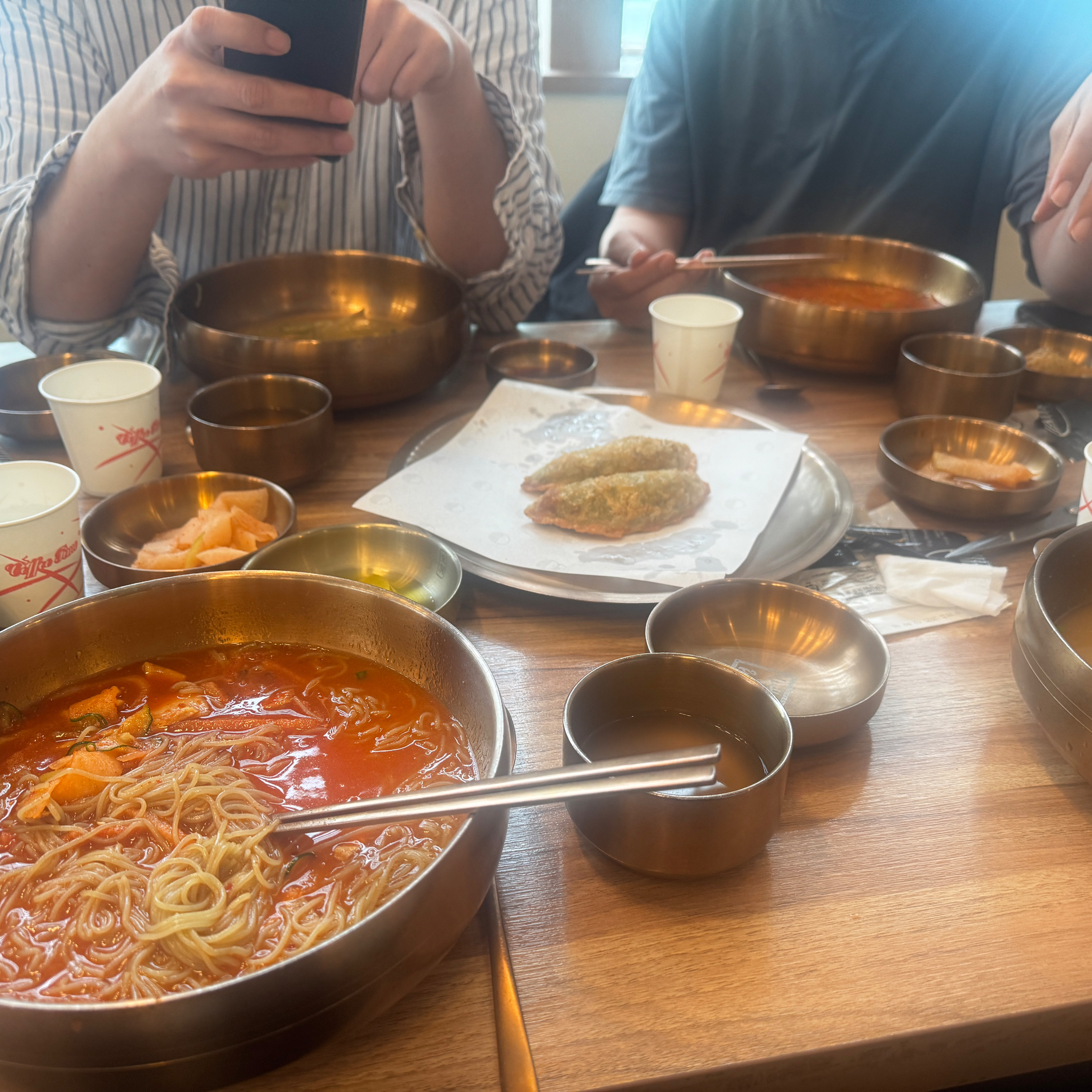 테이블 가득 차려진 다양한 음식들