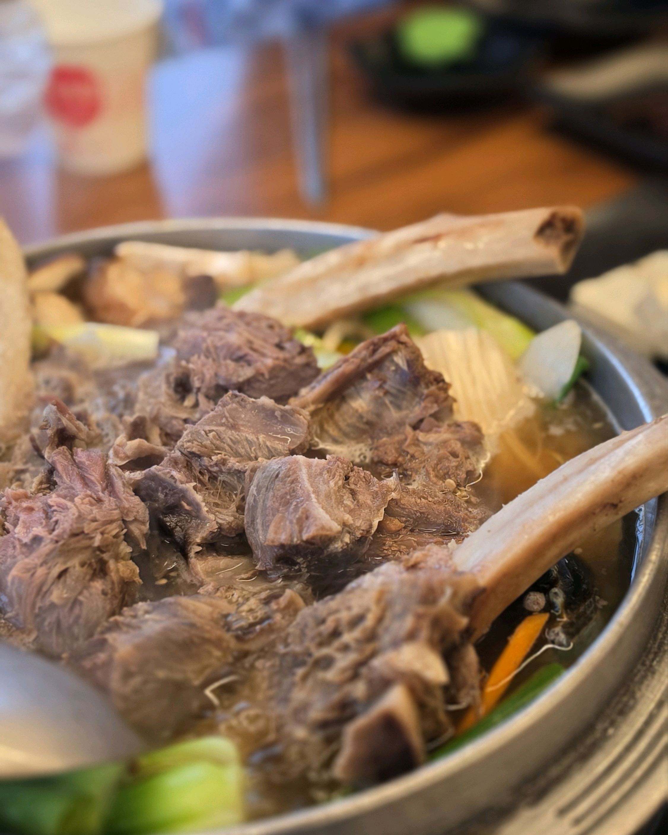 테이블에 놓인 갈비찜 냄비와 밥그릇