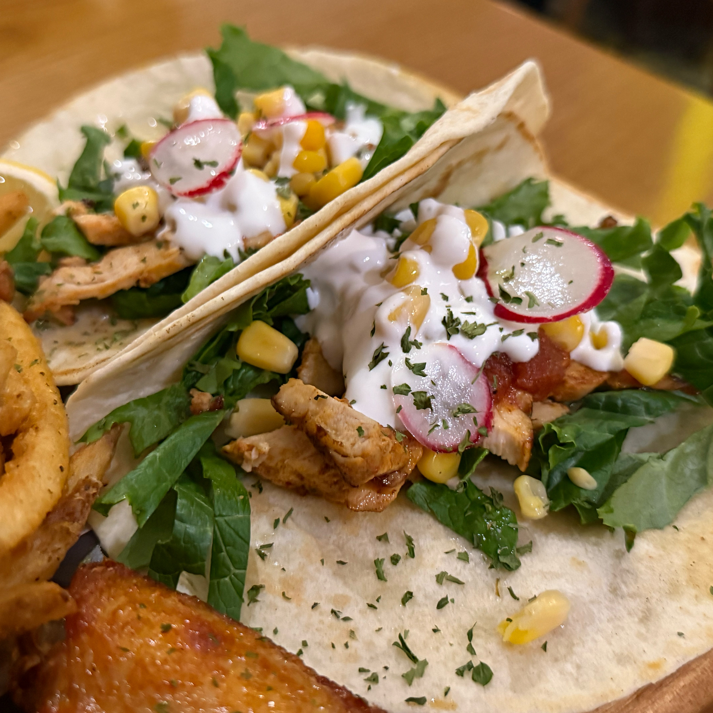 맛있게 플레이팅된 타코