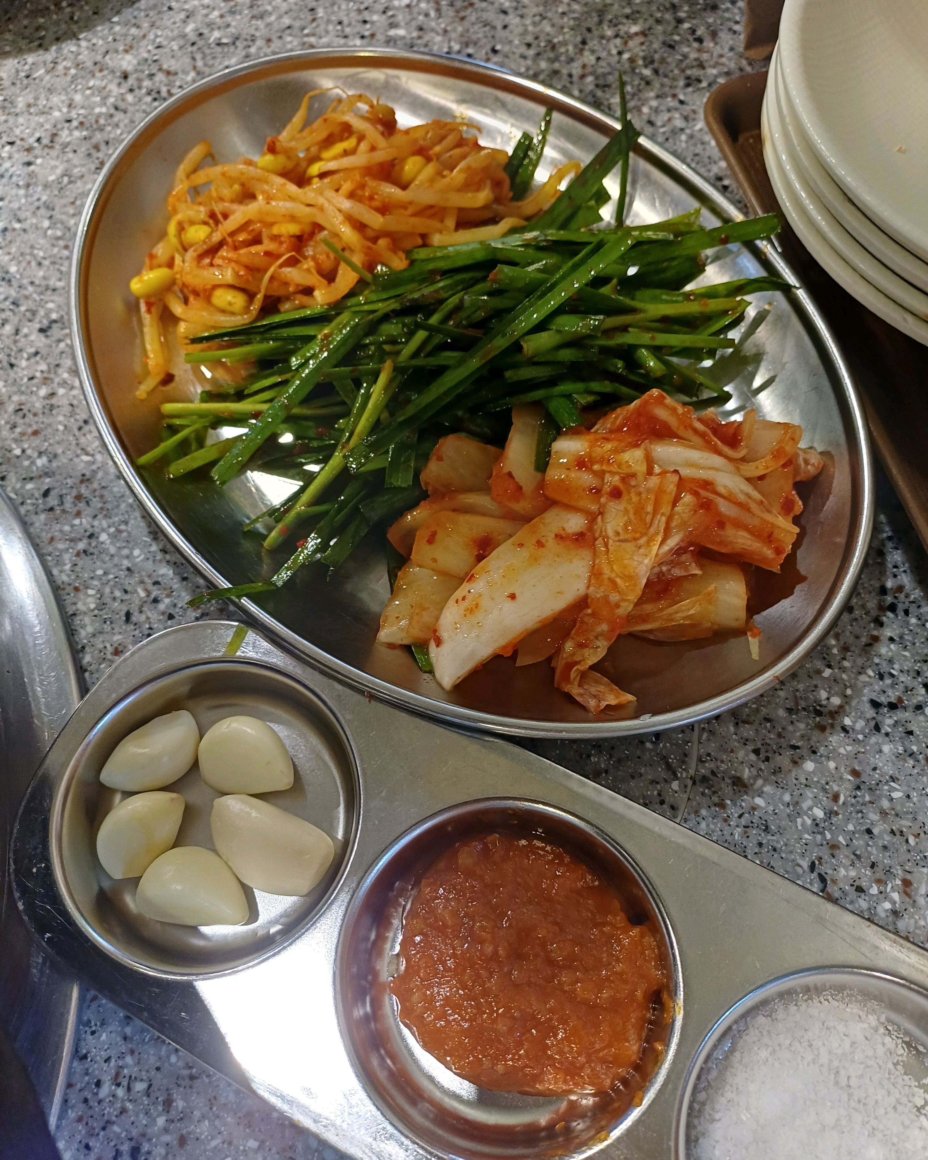 다양한 쌈 채소와 곁들임