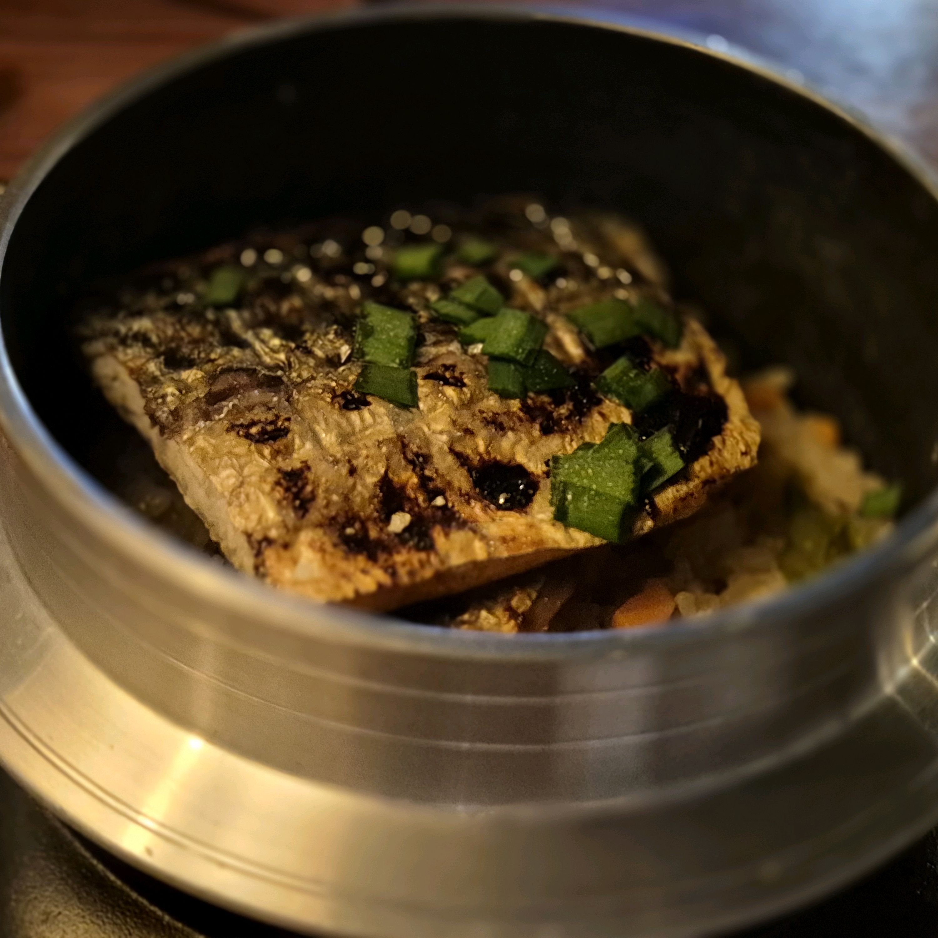 알차게 담긴 밥과 생선 요리