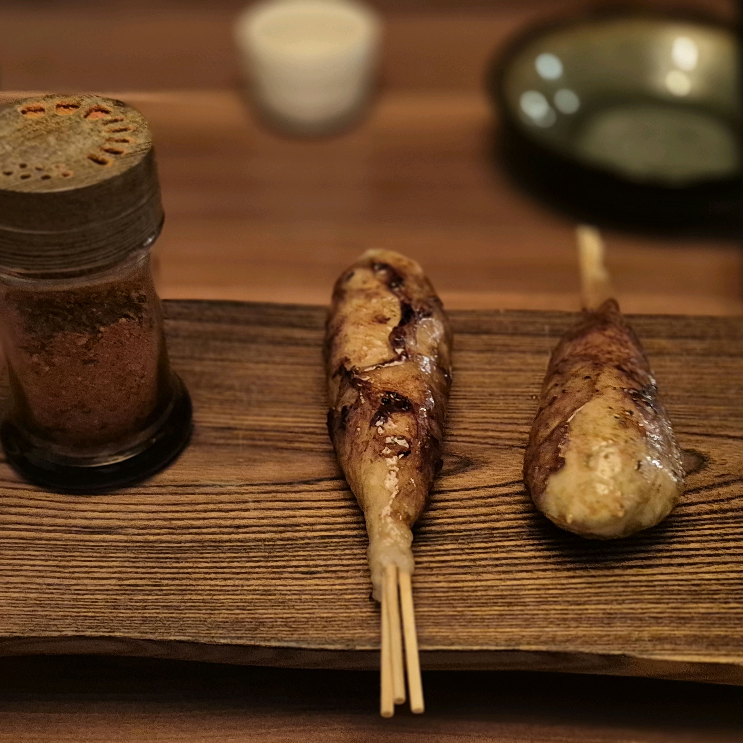 테이블에 놓인 꼬치들