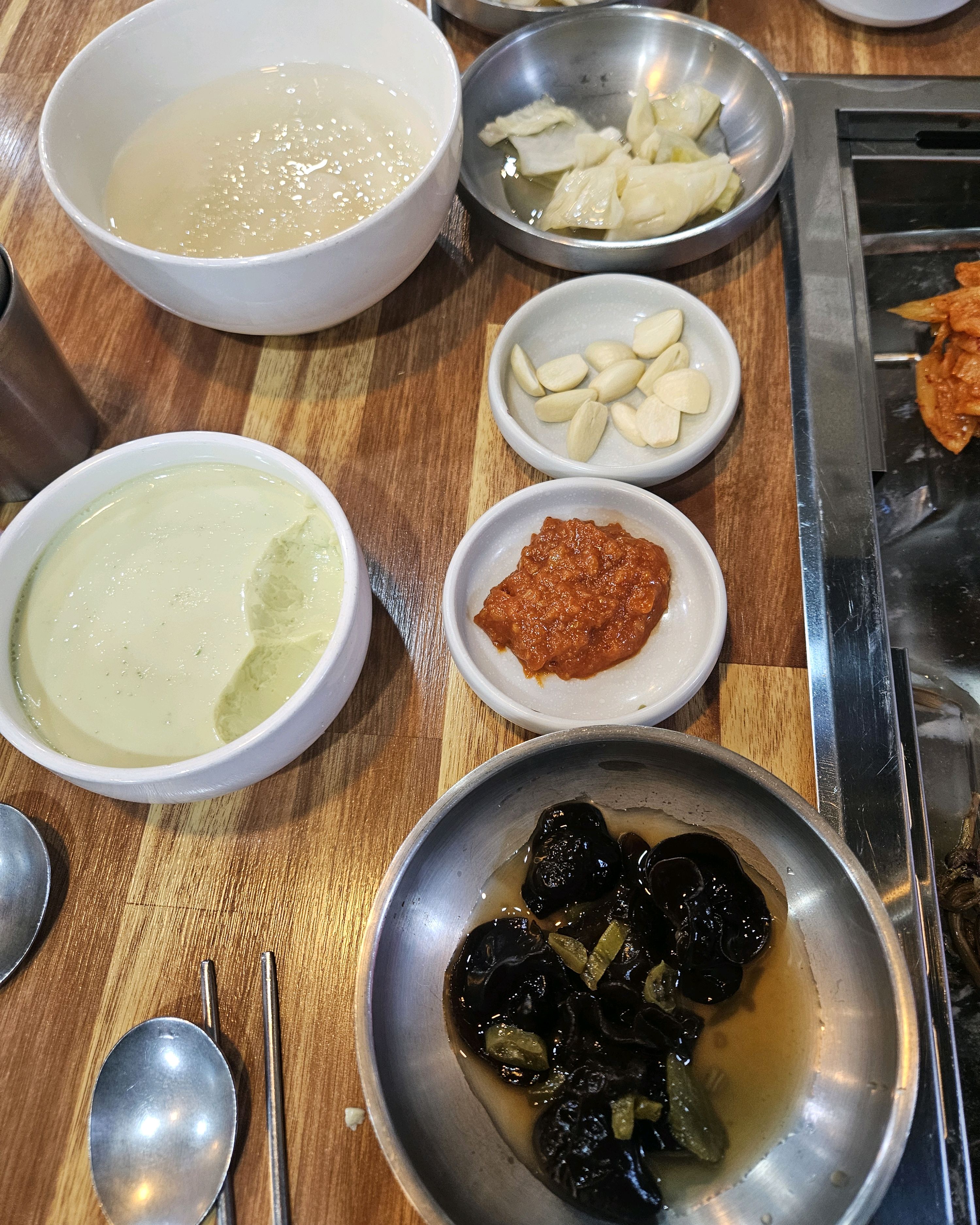 밑반찬으로 나온 마늘 소스와 젓갈