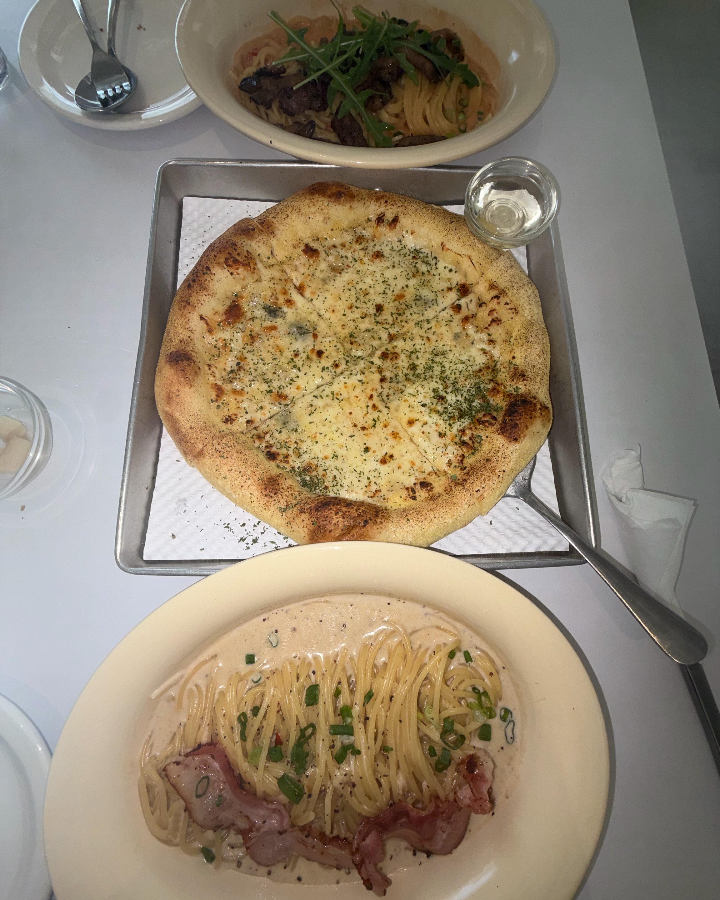 다양한 재료가 든 파스타