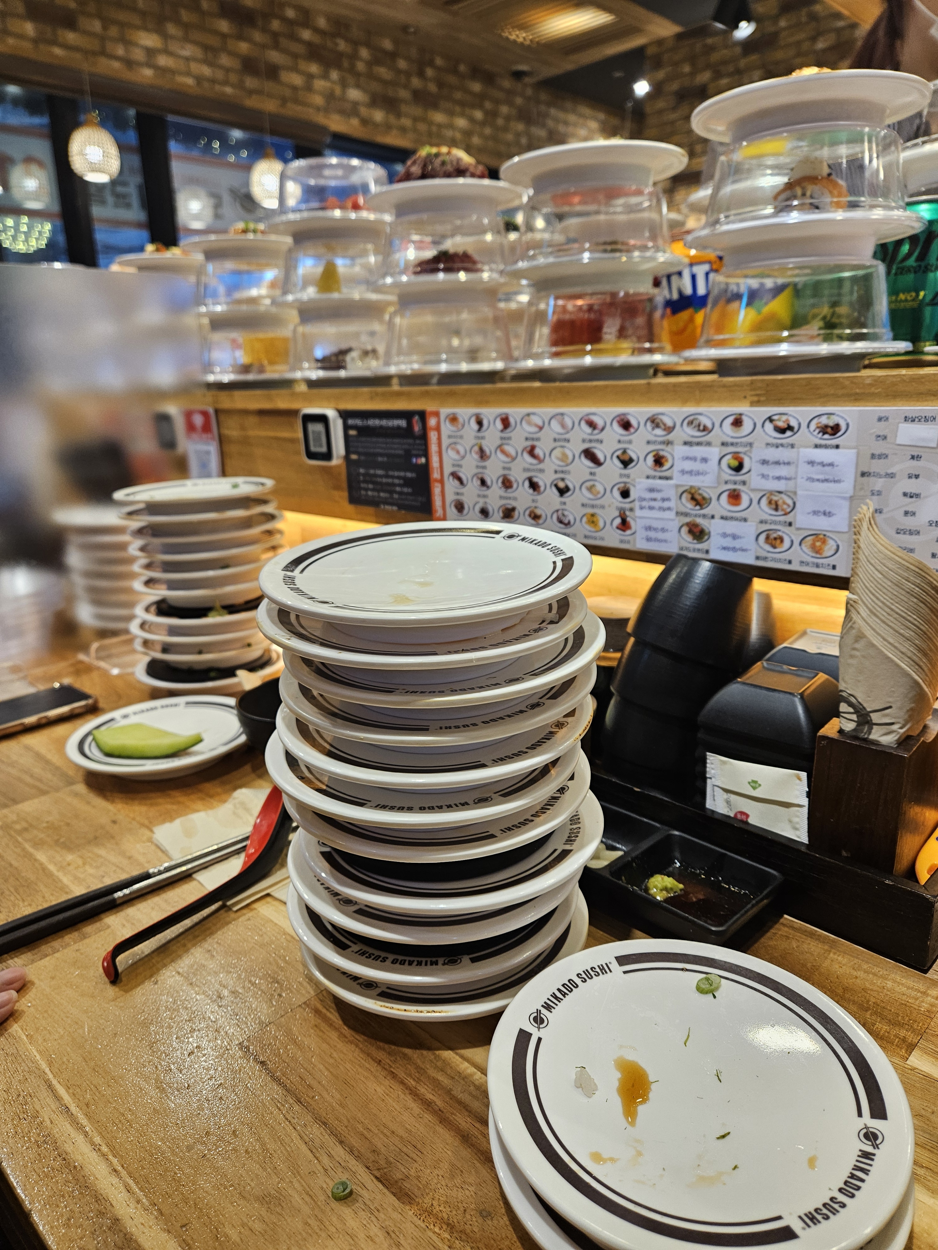 접시에 담긴 붉은색 육회 초밥. 위에 쫑쫑 썬 파가 올라가 있다.