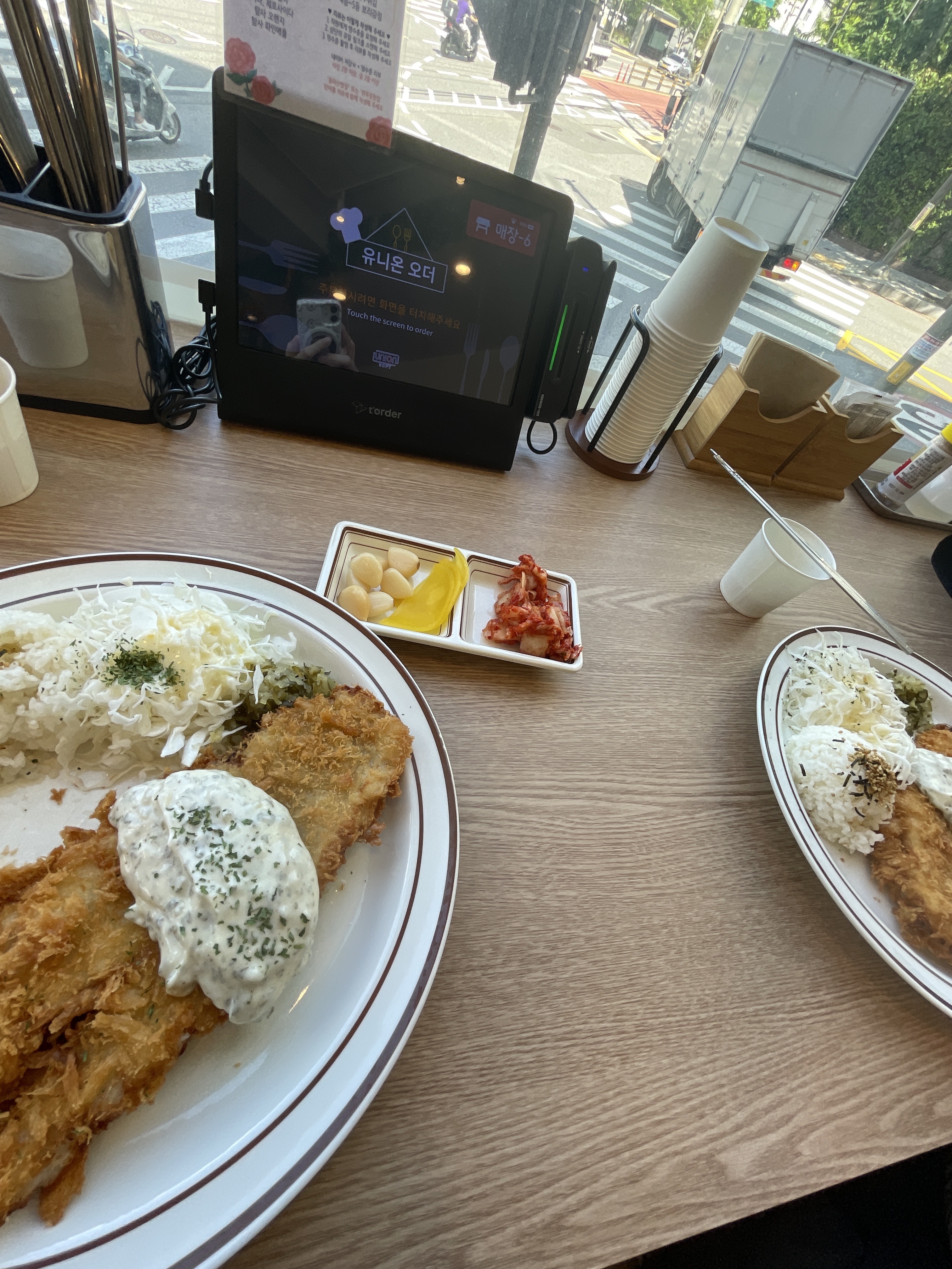 창가 자리에 차려진 생선까스와 반찬