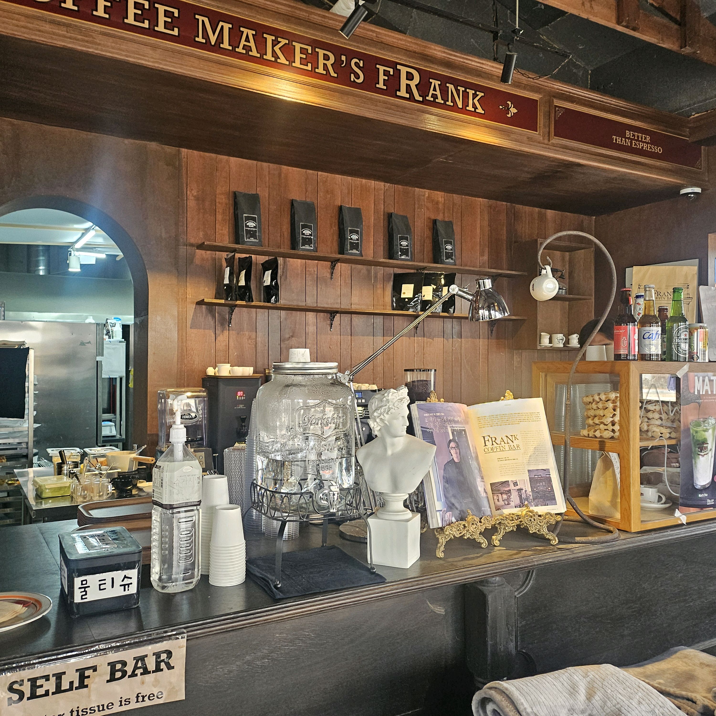 카페 내부의 카운터 및 진열대