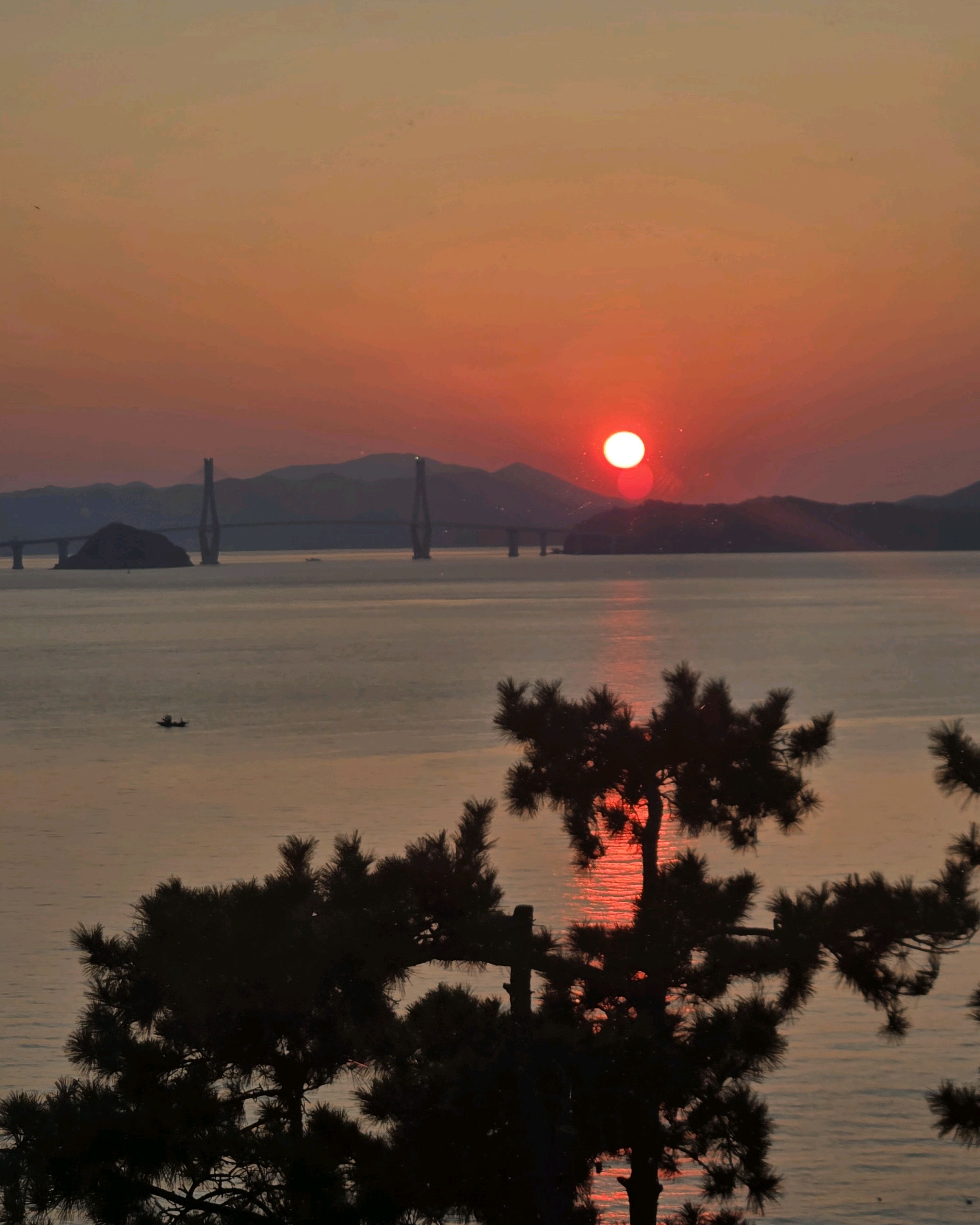 붉게 물드는 가덕도 해안의 노을 풍경