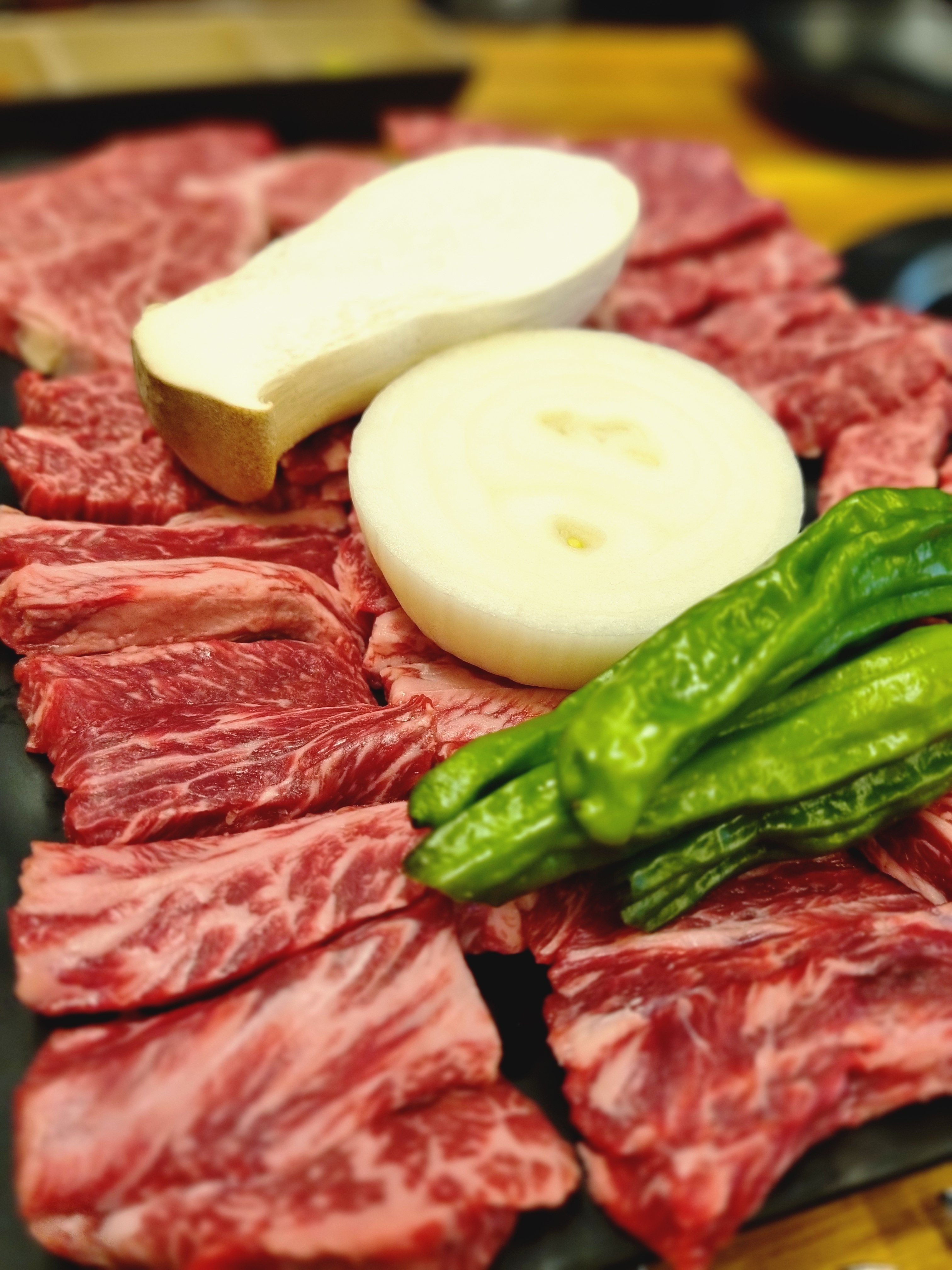 신선한 소고기 덩어리들