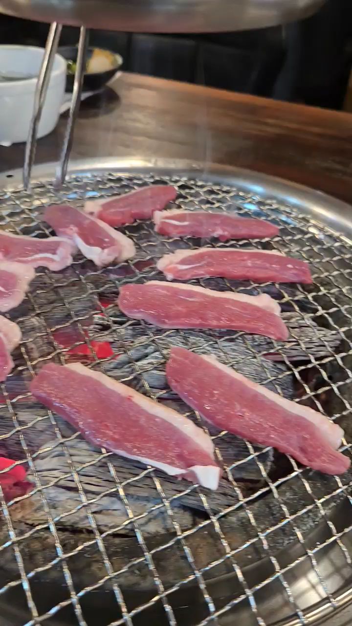 맛있게 익어가는 오리고기 영상 썸네일