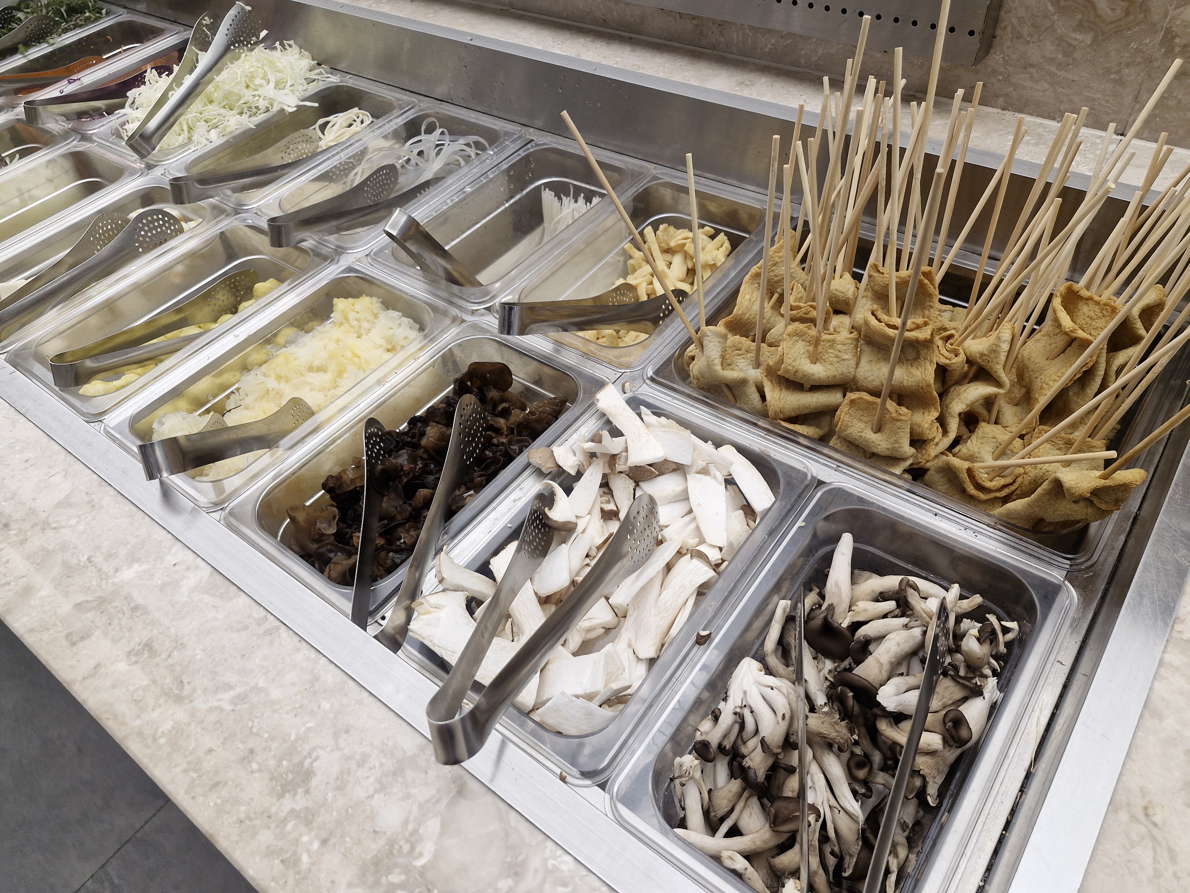 다양한 꼬치 요리와 샐러드바 아이템