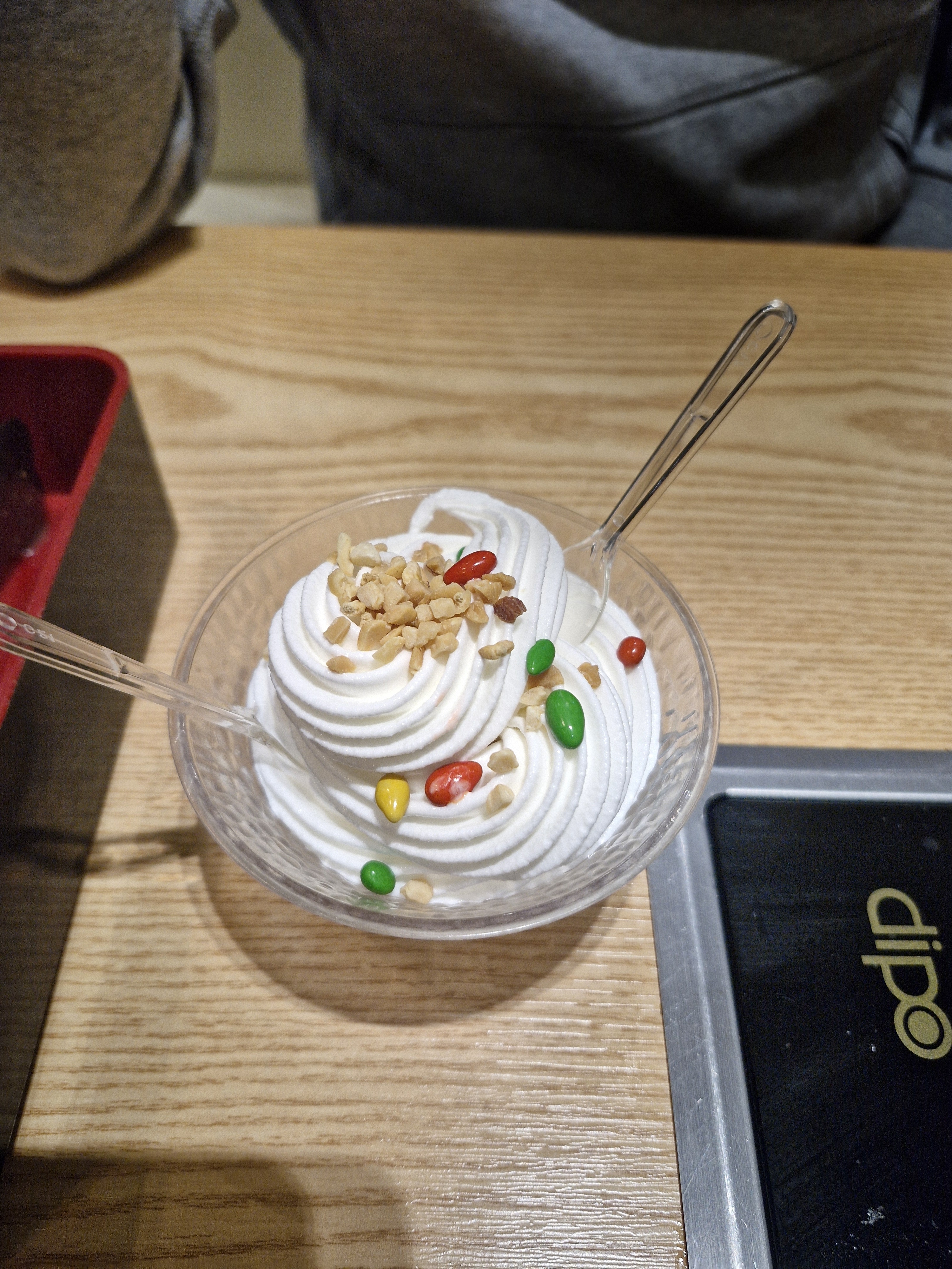 소프트 아이스크림 위에 토핑을 올린 모습