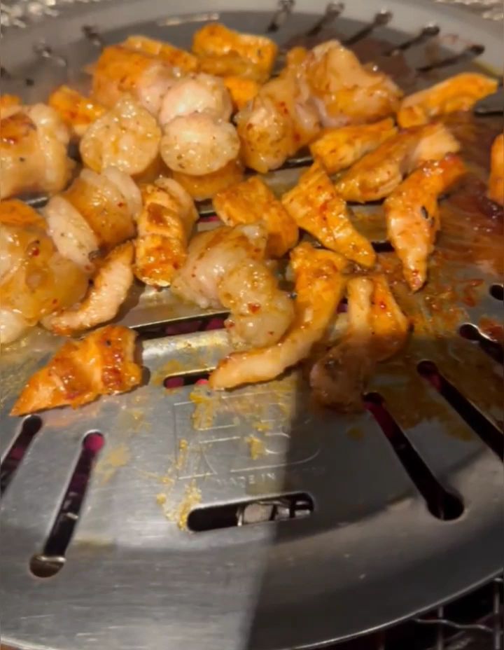 지글거리는 불판의 영상 썸네일