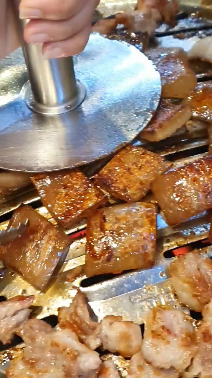 고기를 굽는 모습