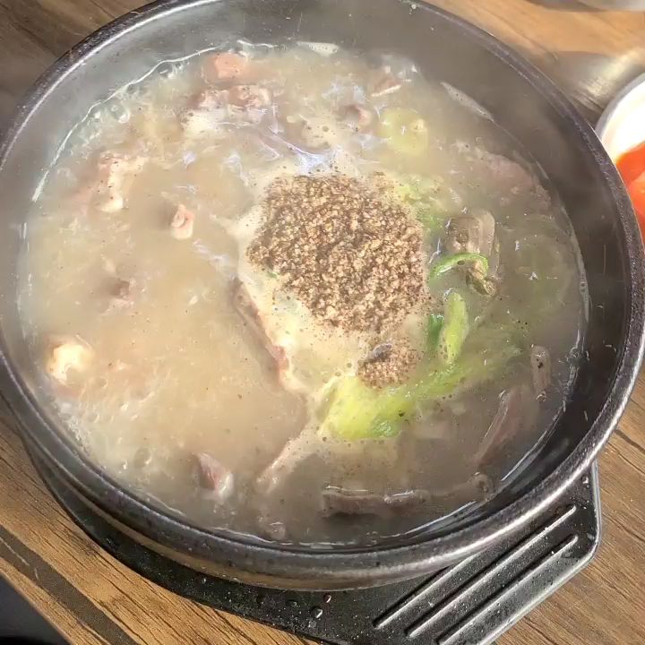 순대국을 밥과 함께 먹는 모습