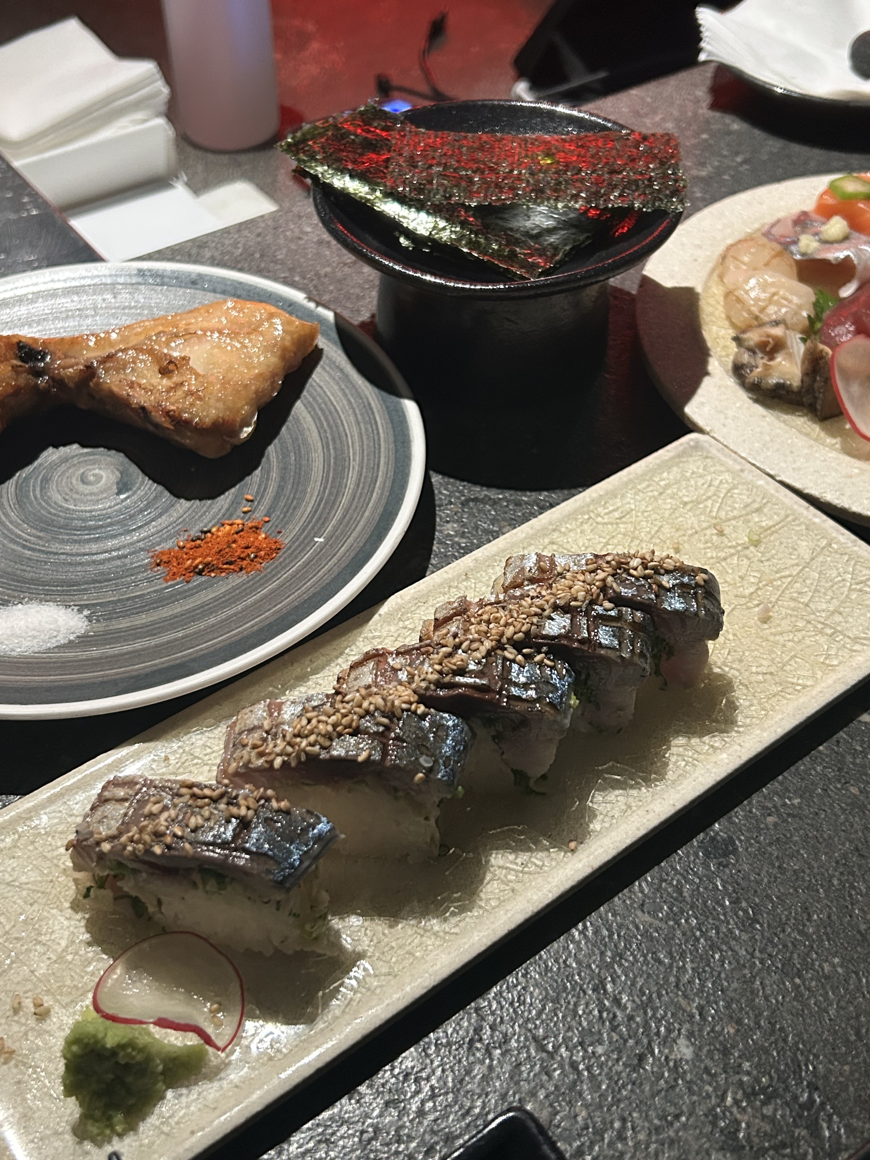 김이 모락모락 나는 구이와 고등어봉초밥