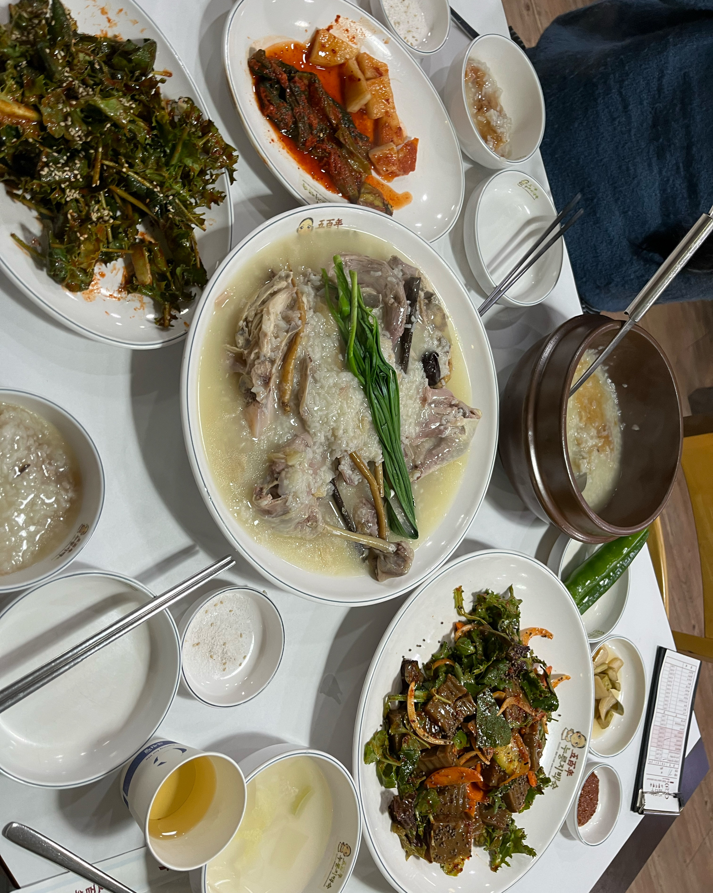 누룽지백숙과 함께 나온 파전, 그리고 다양한 밑반찬들