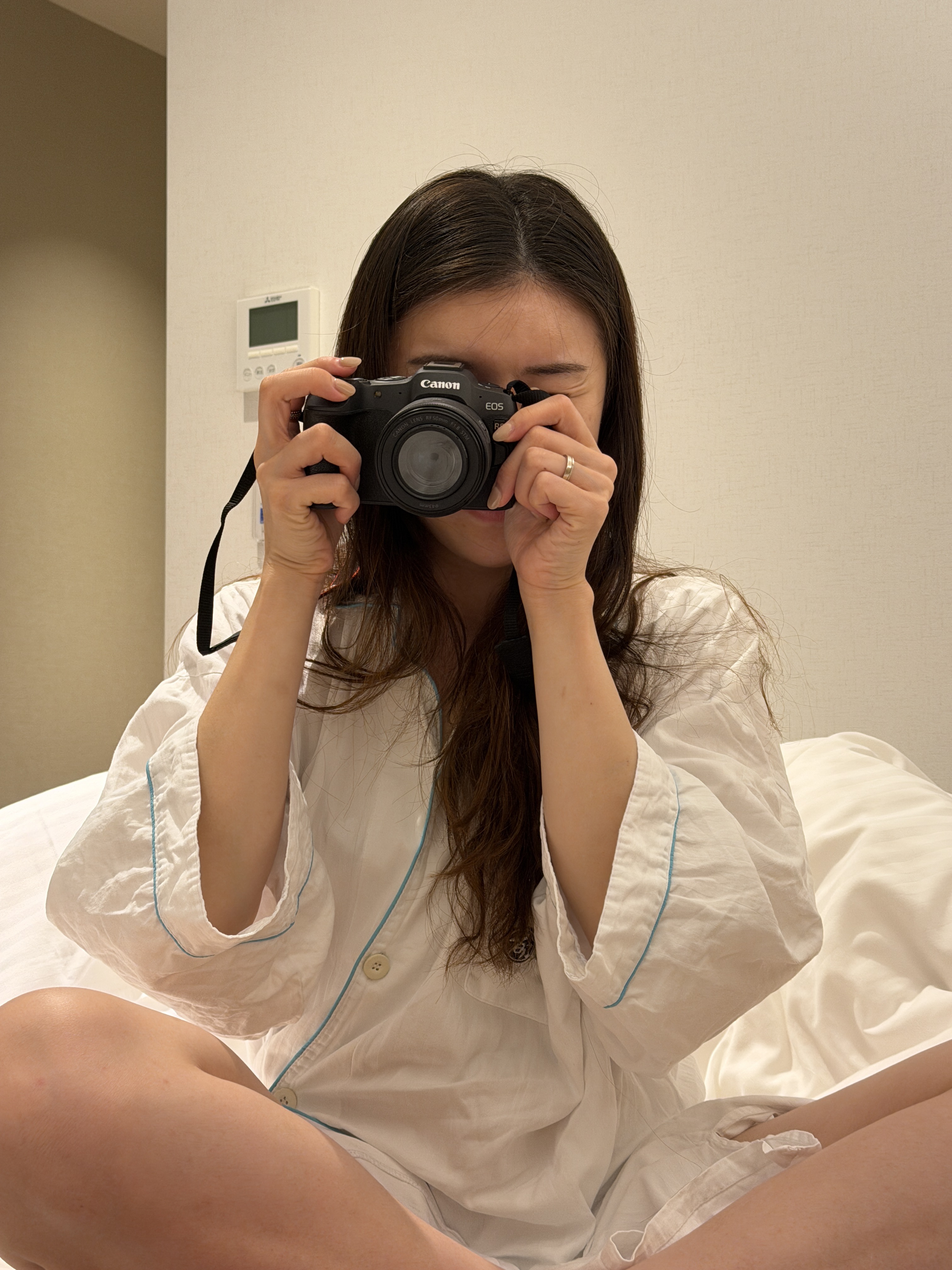 테이블 위에 놓인 두 잔의 커피와 케이크