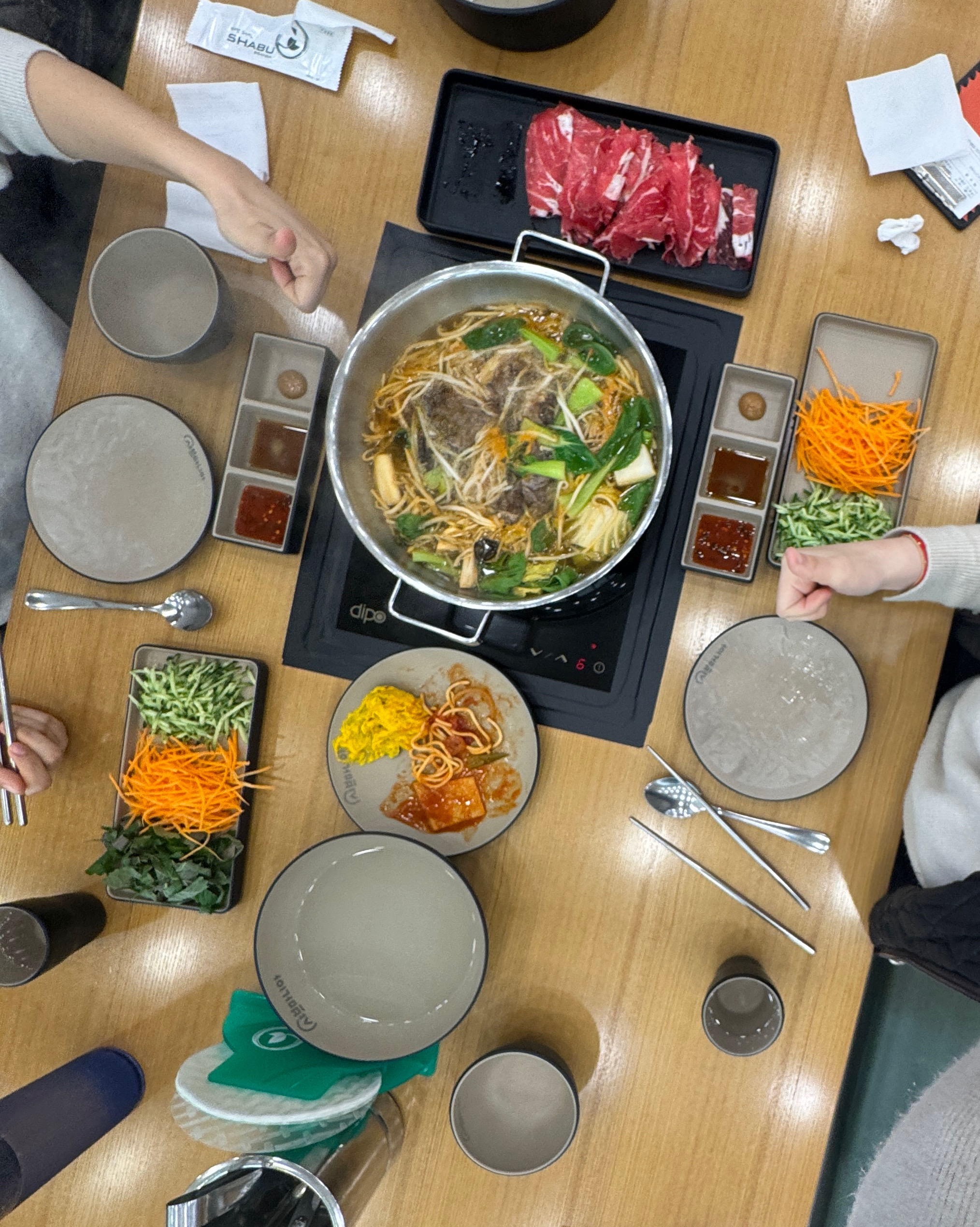 테이블에 준비된 다양한 소스와 곁들임 메뉴