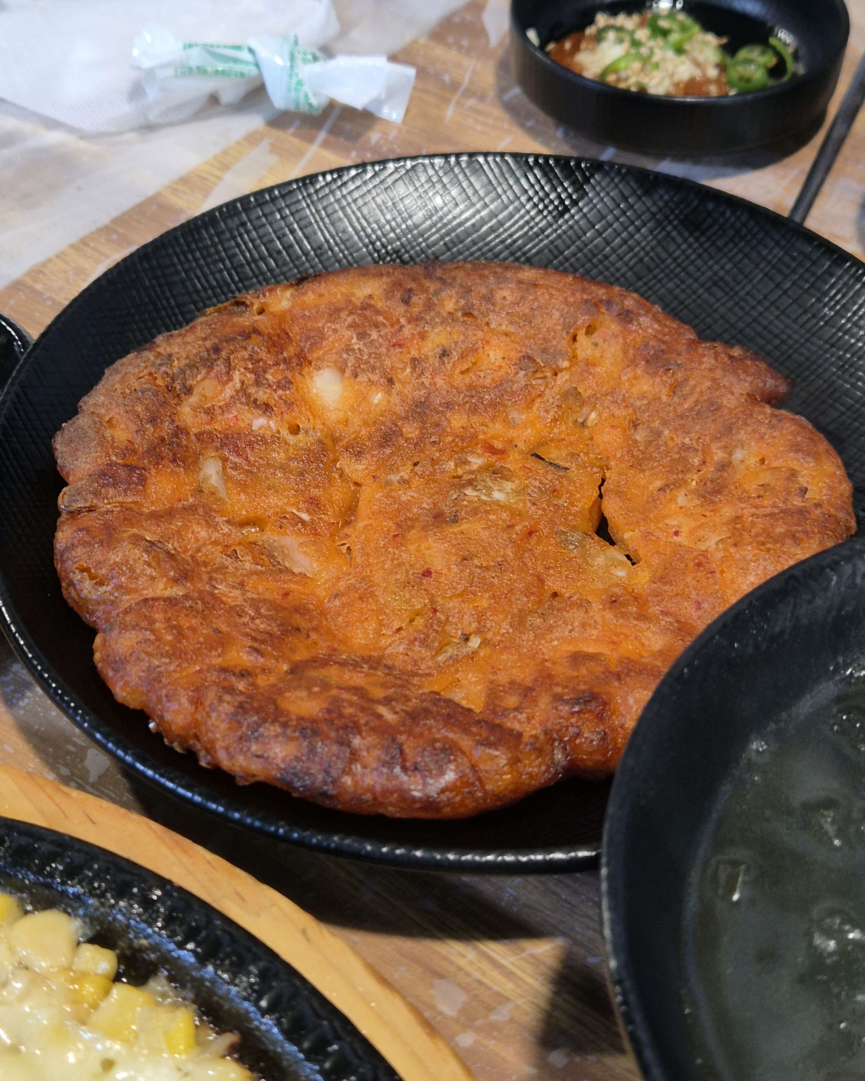 바삭하게 잘 구워진 김치전