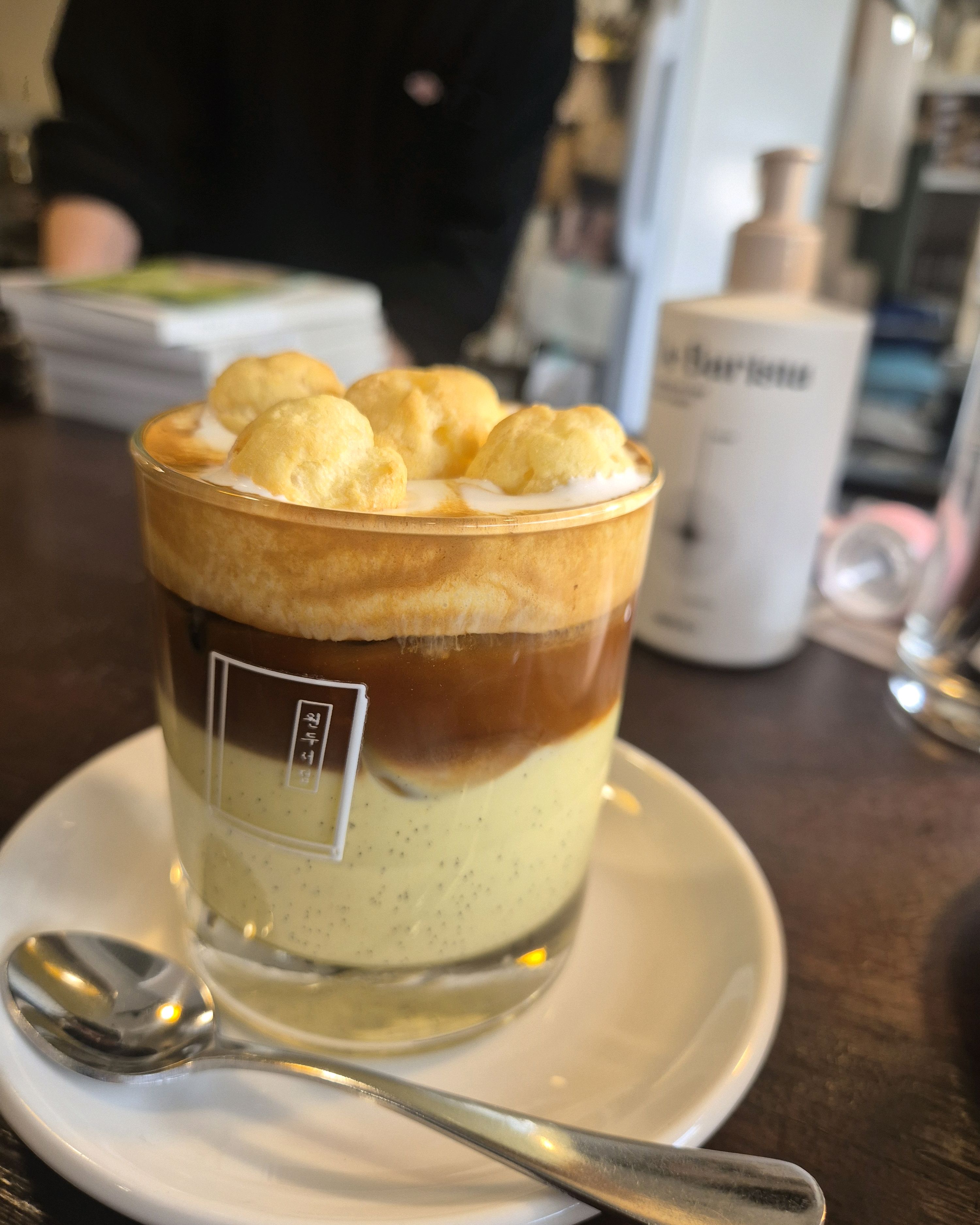 크림과 커피가 층층이 쌓인 음료