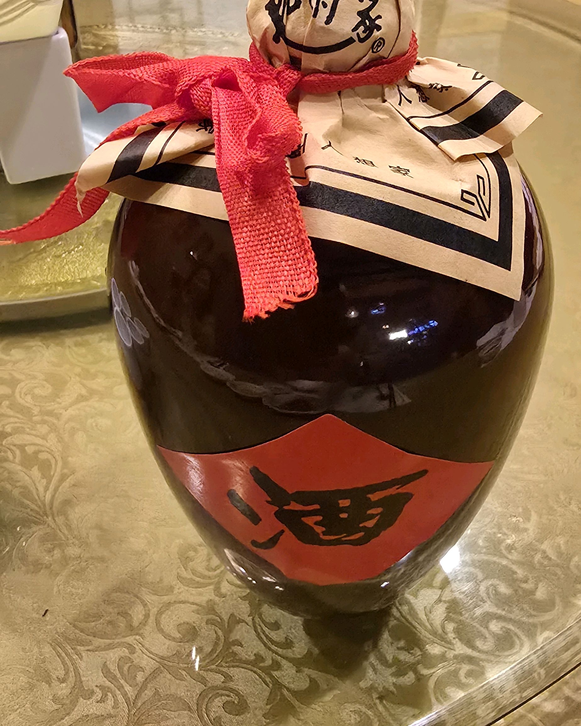 병 모양의 술병이 테이블 위에 놓여있는 모습.